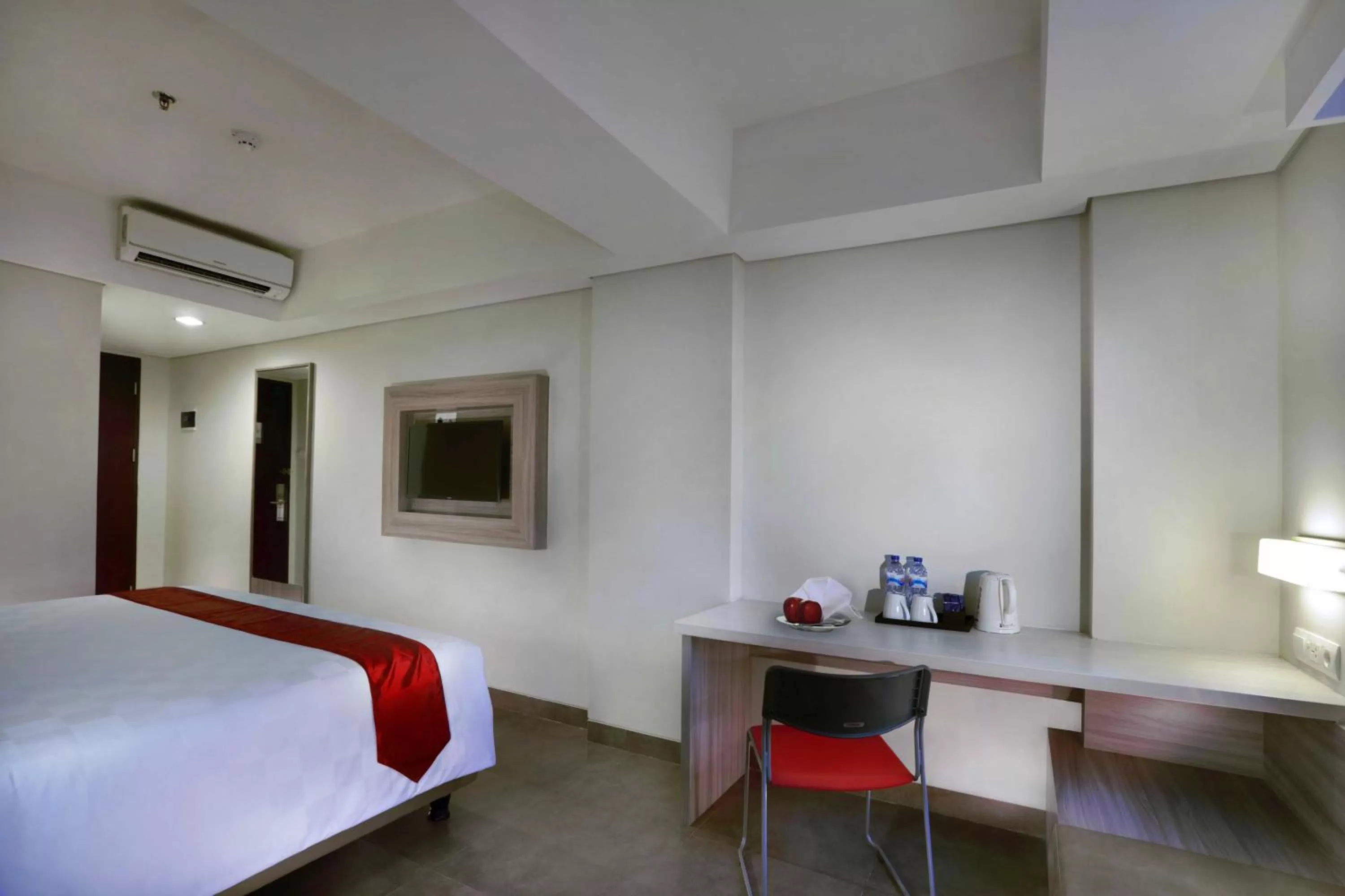 Photo of the whole room, Bed in Grand Cordela Hotel Bandung