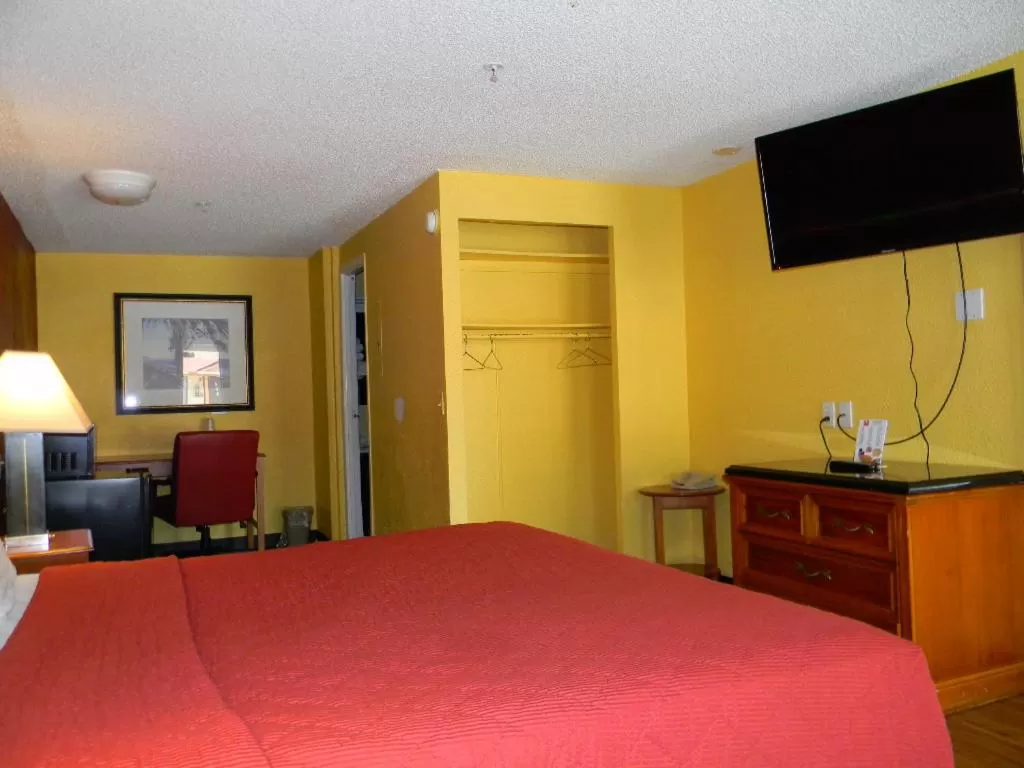 Photo of the whole room, Bed in SleepWell Stockbridge