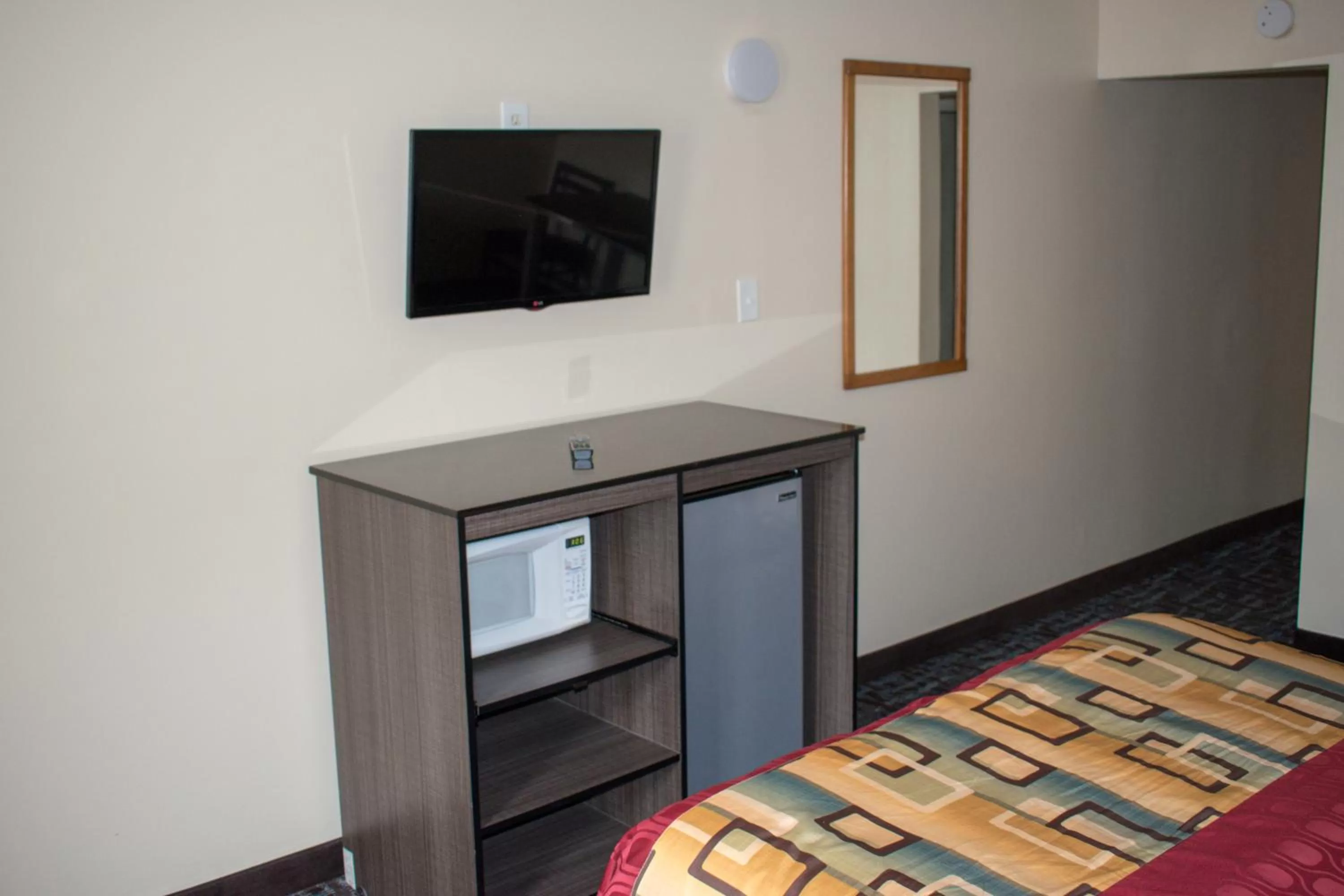 Bedroom, Bed in Inn of Lenoir Motor Lodge