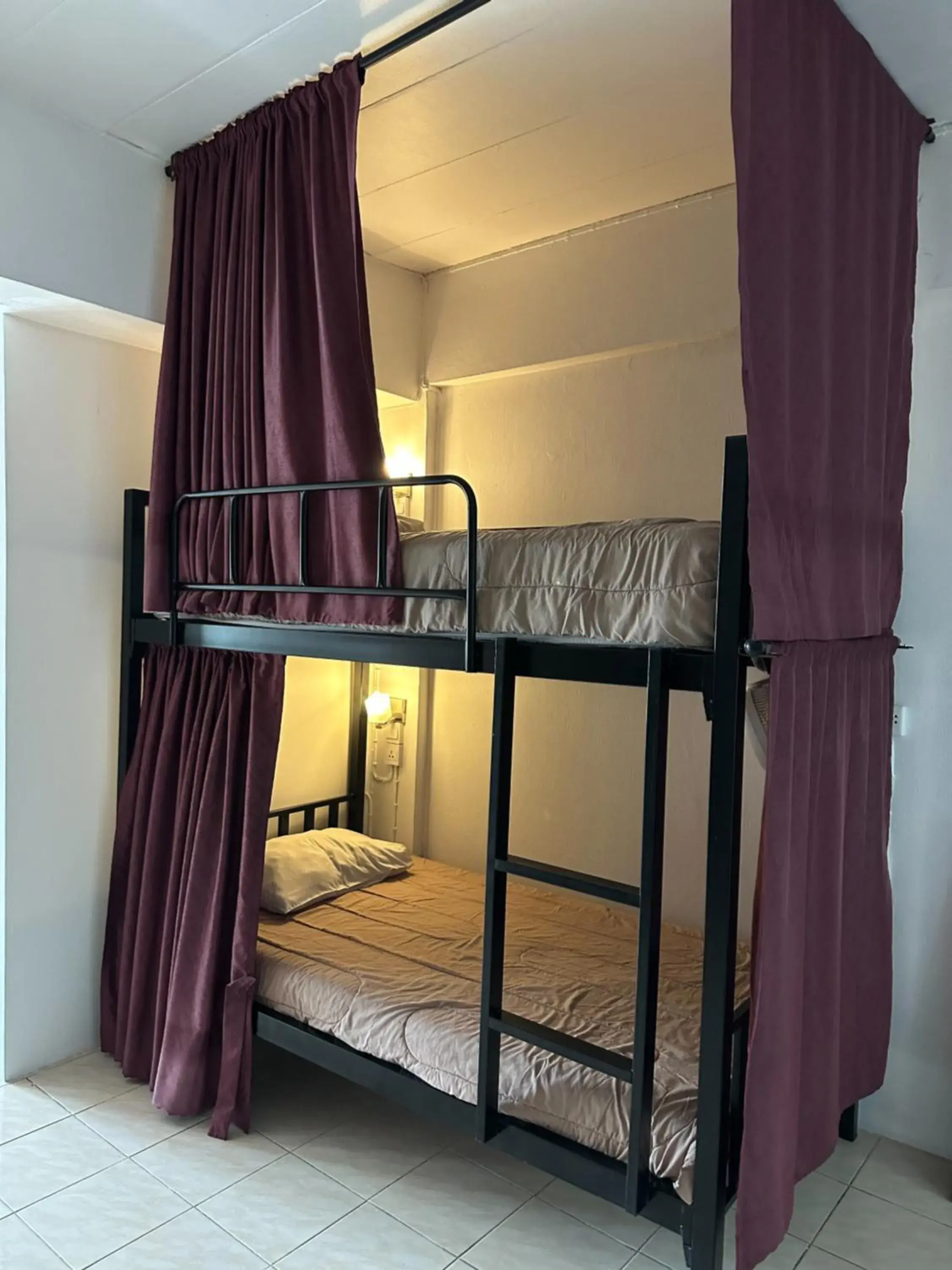 Bed in 8-Bed Dormitory Room in The Cabin Backpackers Hostel & Bar Bed in 8-Bed Dormitory Room in The Cabin Backpackers Hostel & Bar