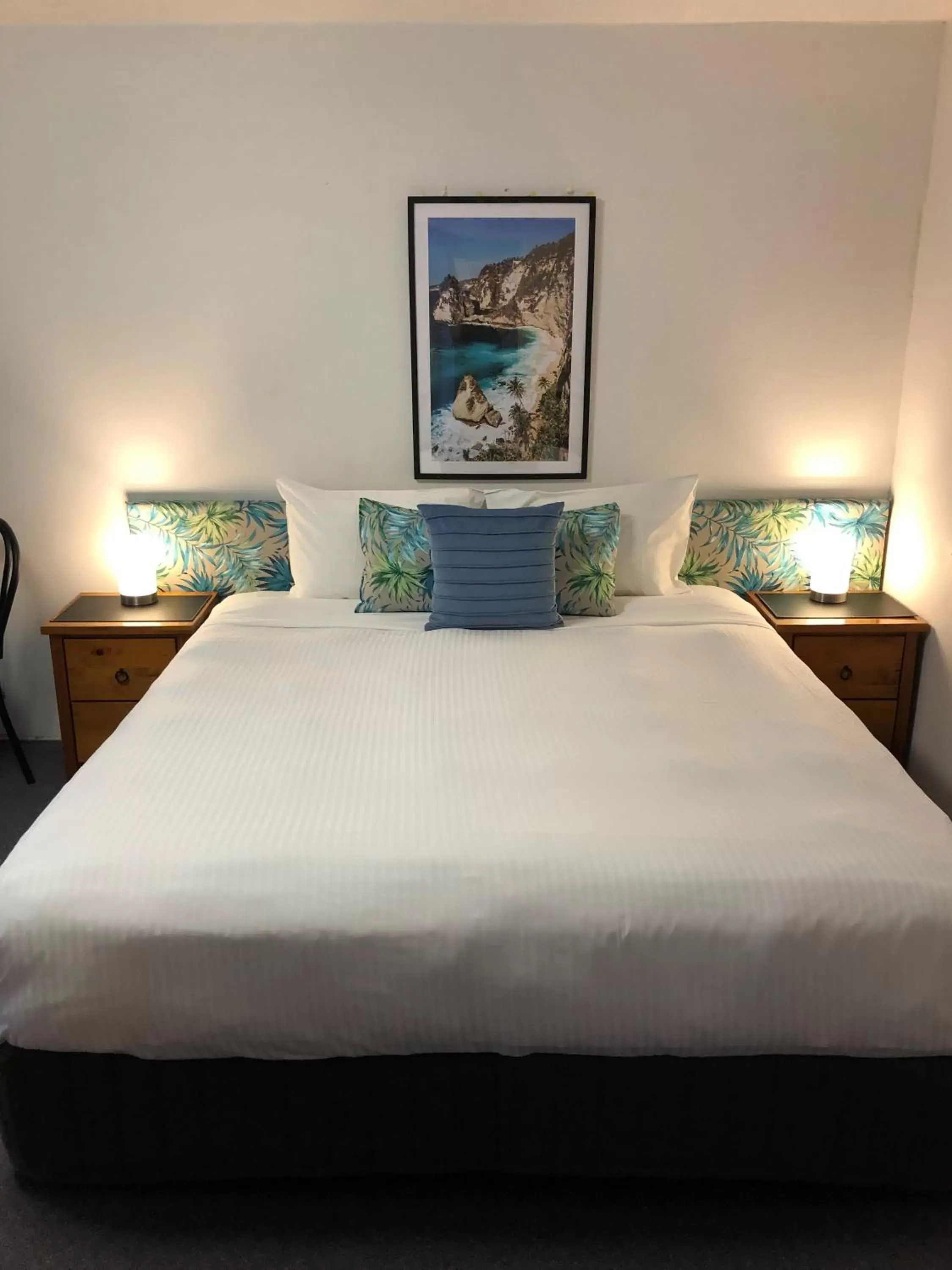 Deluxe King Room in Avaleen Lodge Motor Inn Deluxe King Room in Avaleen Lodge Motor Inn