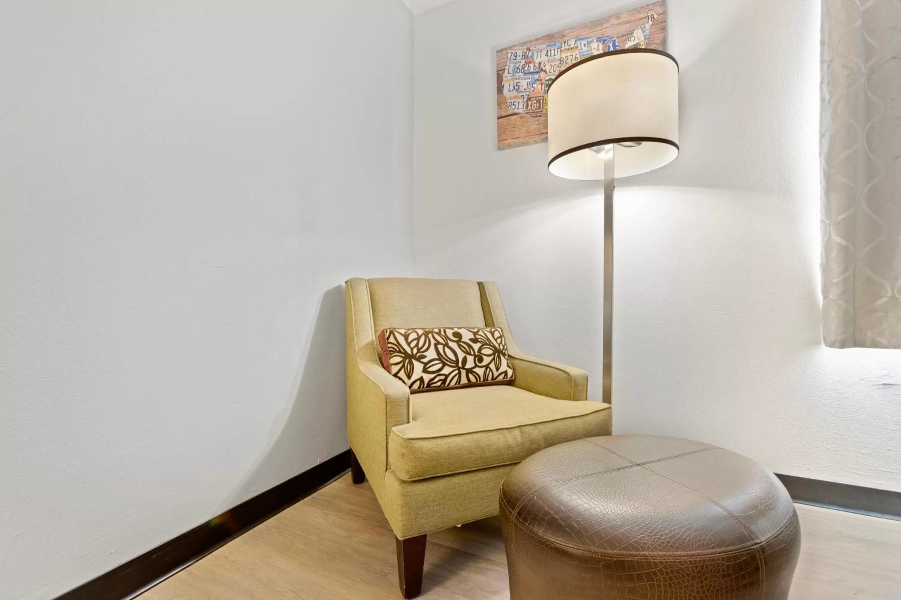 Living room in Days Inn by Wyndham Erie