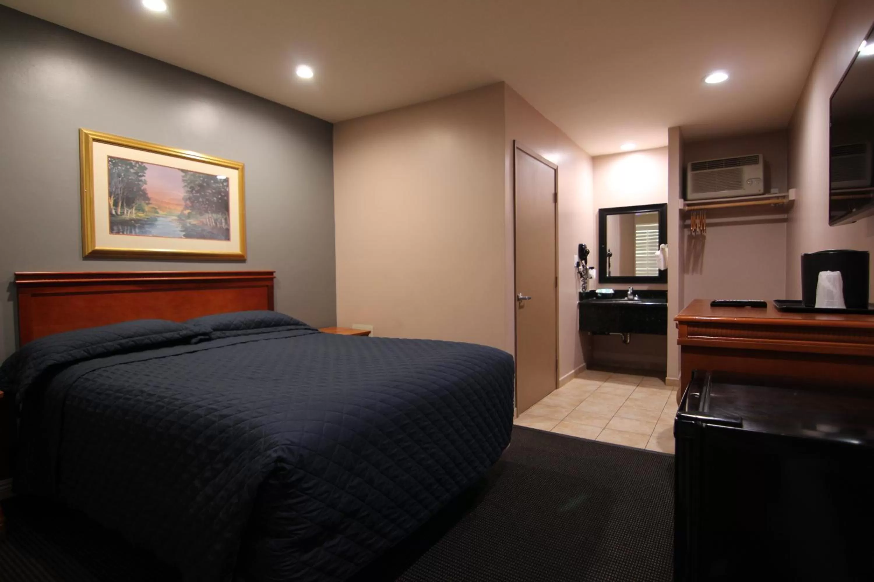 Photo of the whole room, Bed in Dunes Inn - Sunset