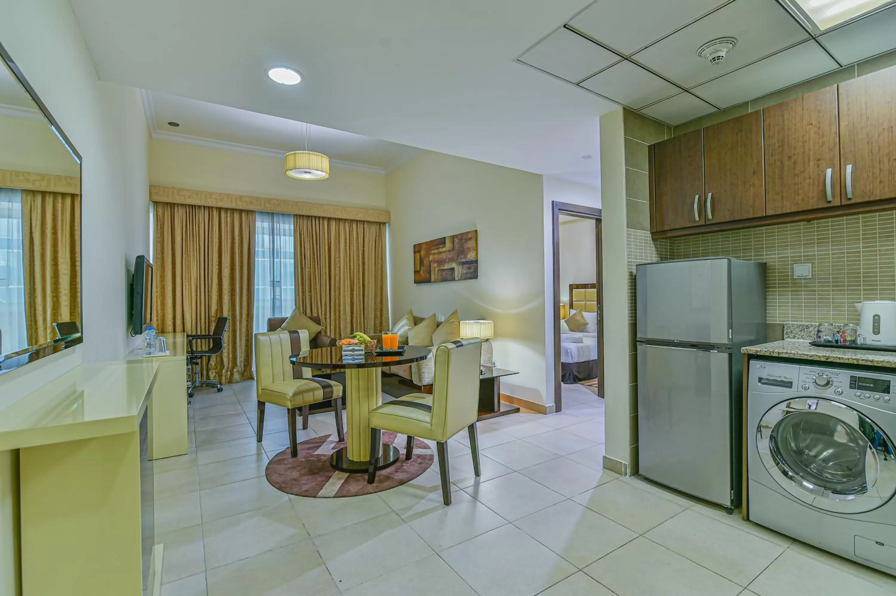Seating area, Kitchen/Kitchenette in VISTA HOTEL APARTMENTS DELUXE