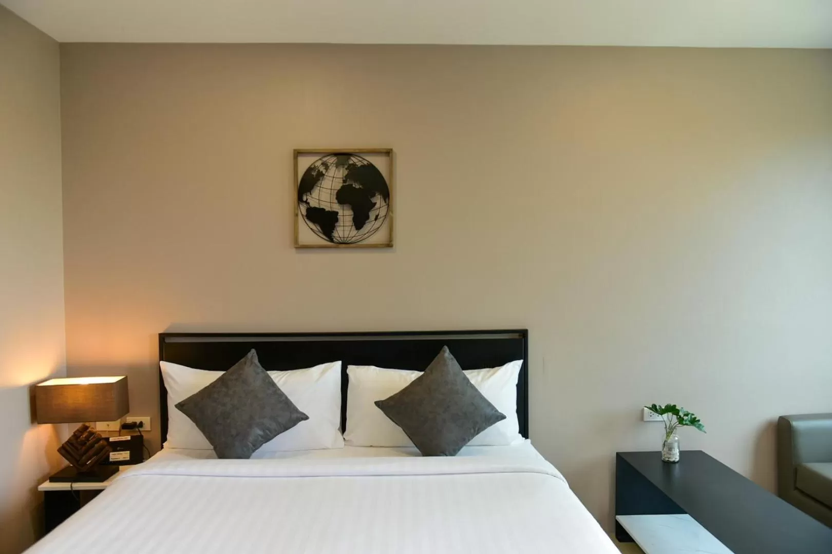 Bed in NORN Rimklong Bangkok Hotel