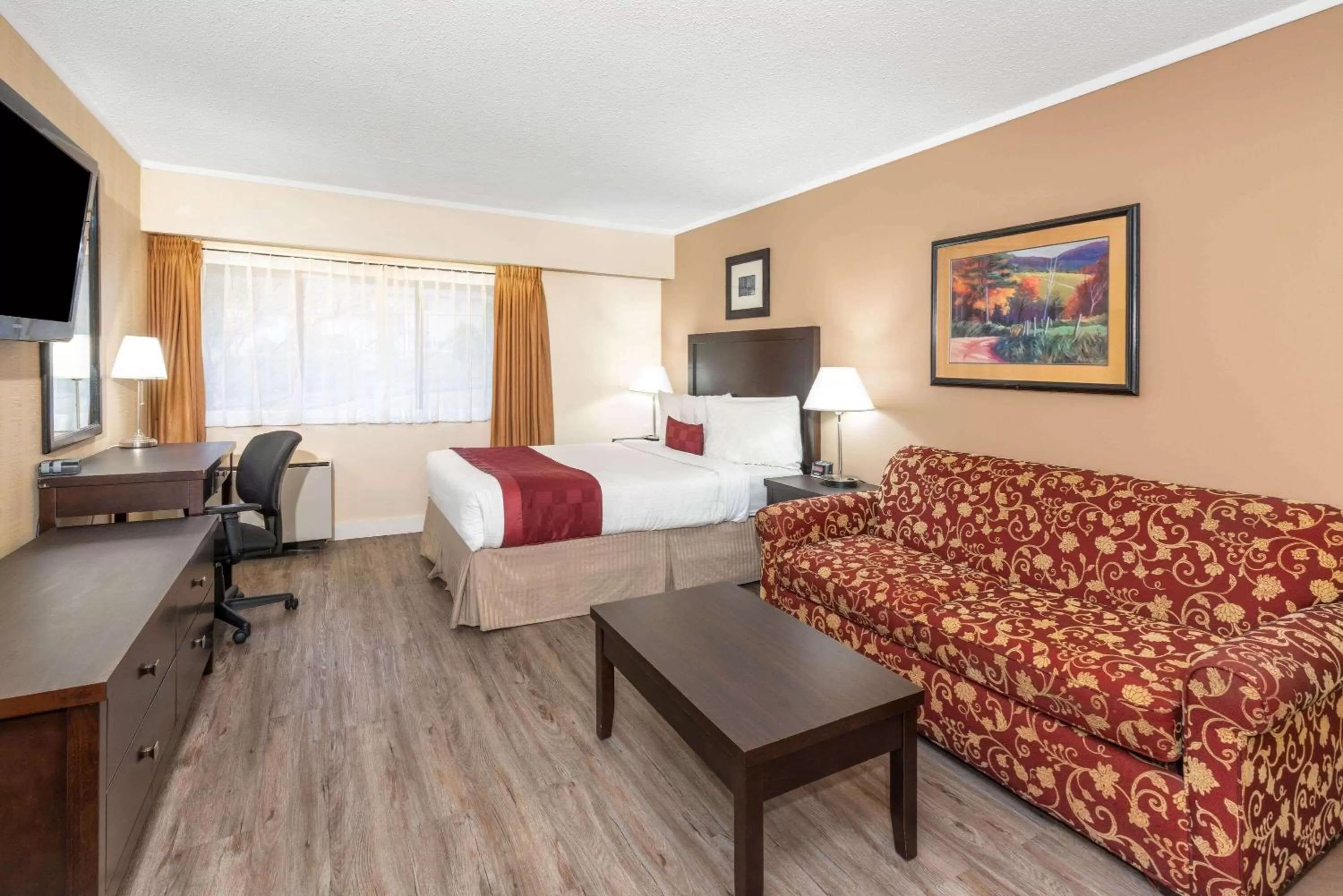 Photo of the whole room, Bed in Ramada by Wyndham Coquitlam