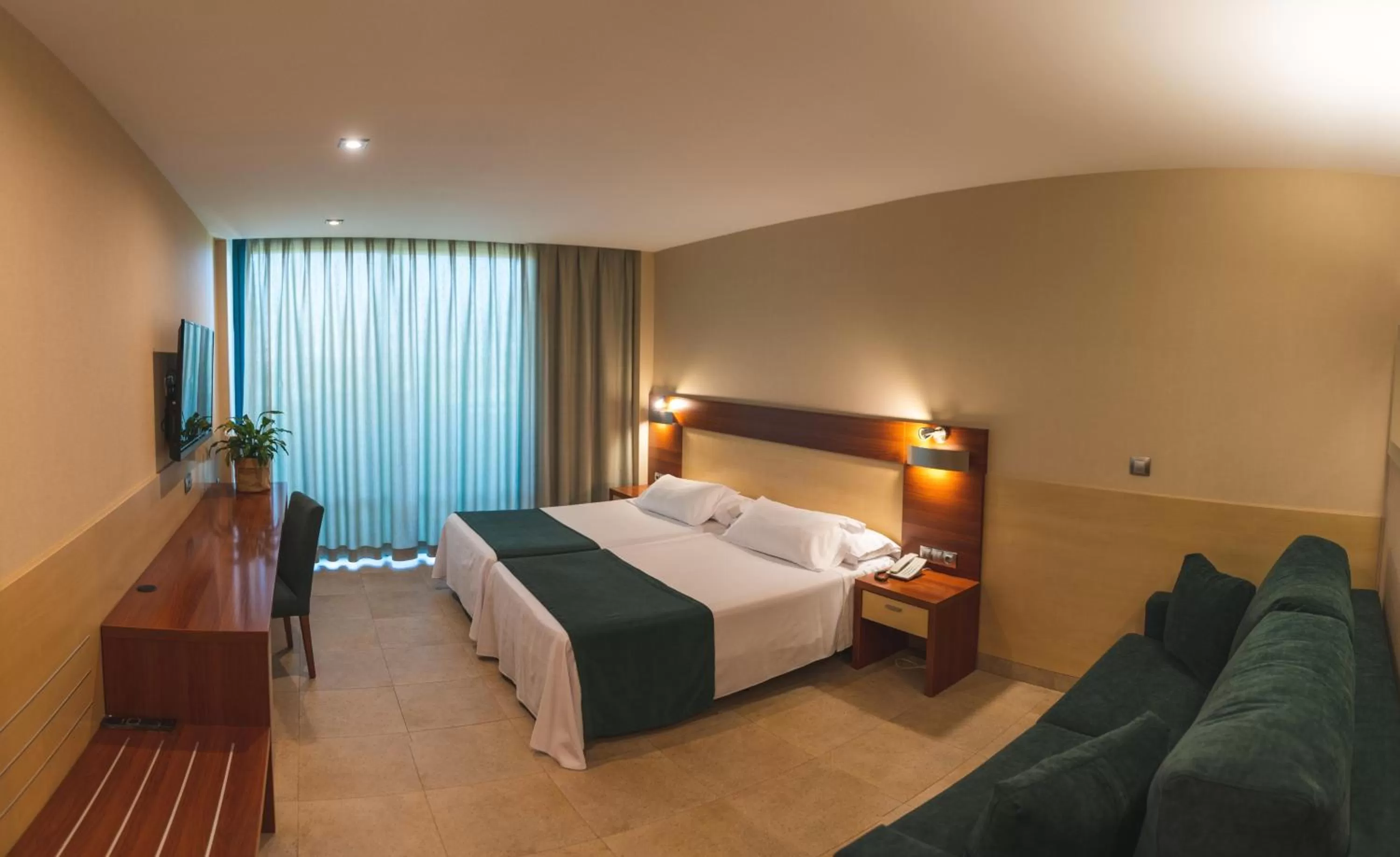 Photo of the whole room, Bed in Hotel Deloix 4* Sup