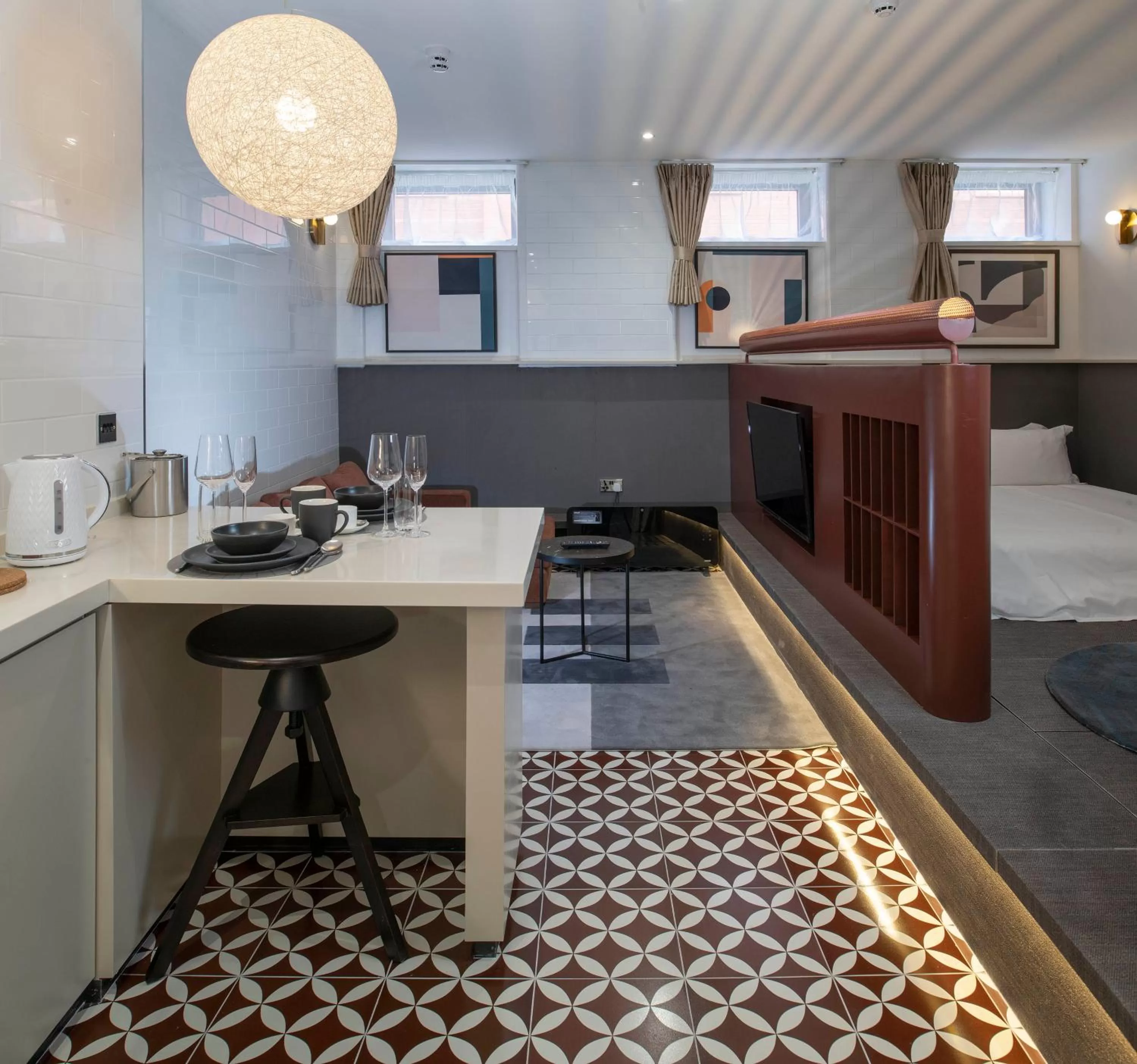 Dining area, Bed in Trueman Court Luxury Serviced Apartments