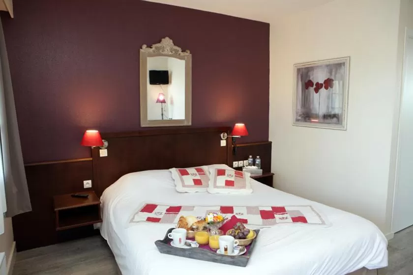 Bed in Logis Hôtel Les Nymphéas