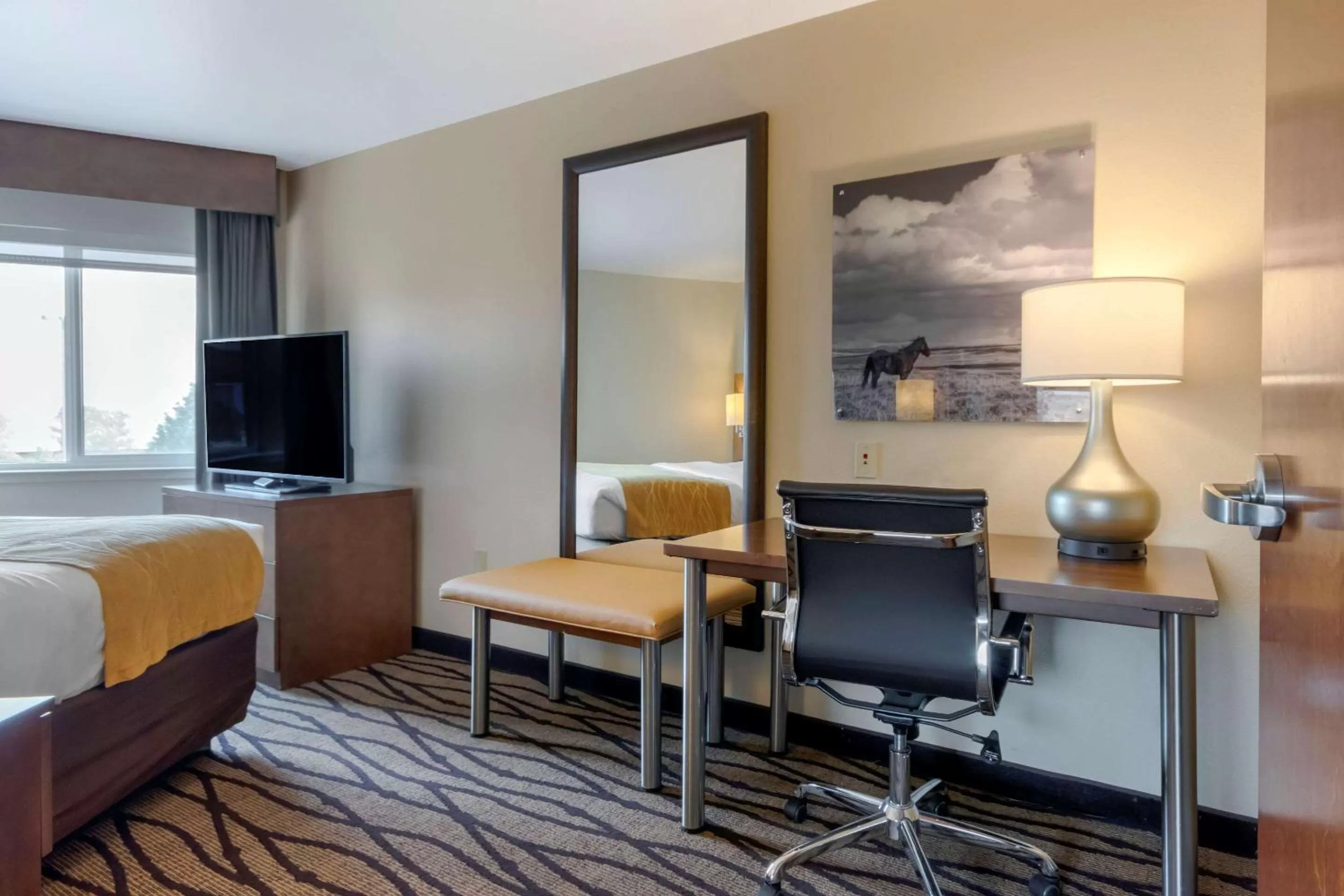 Photo of the whole room, Bed in Comfort Inn & Suites Market - Airport