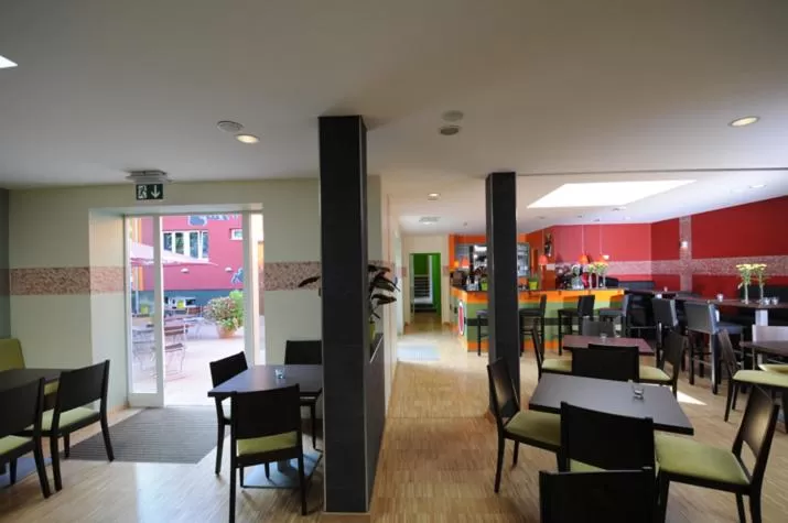 Lounge or bar, Restaurant/Places to Eat in HOLI-Berlin Hotel