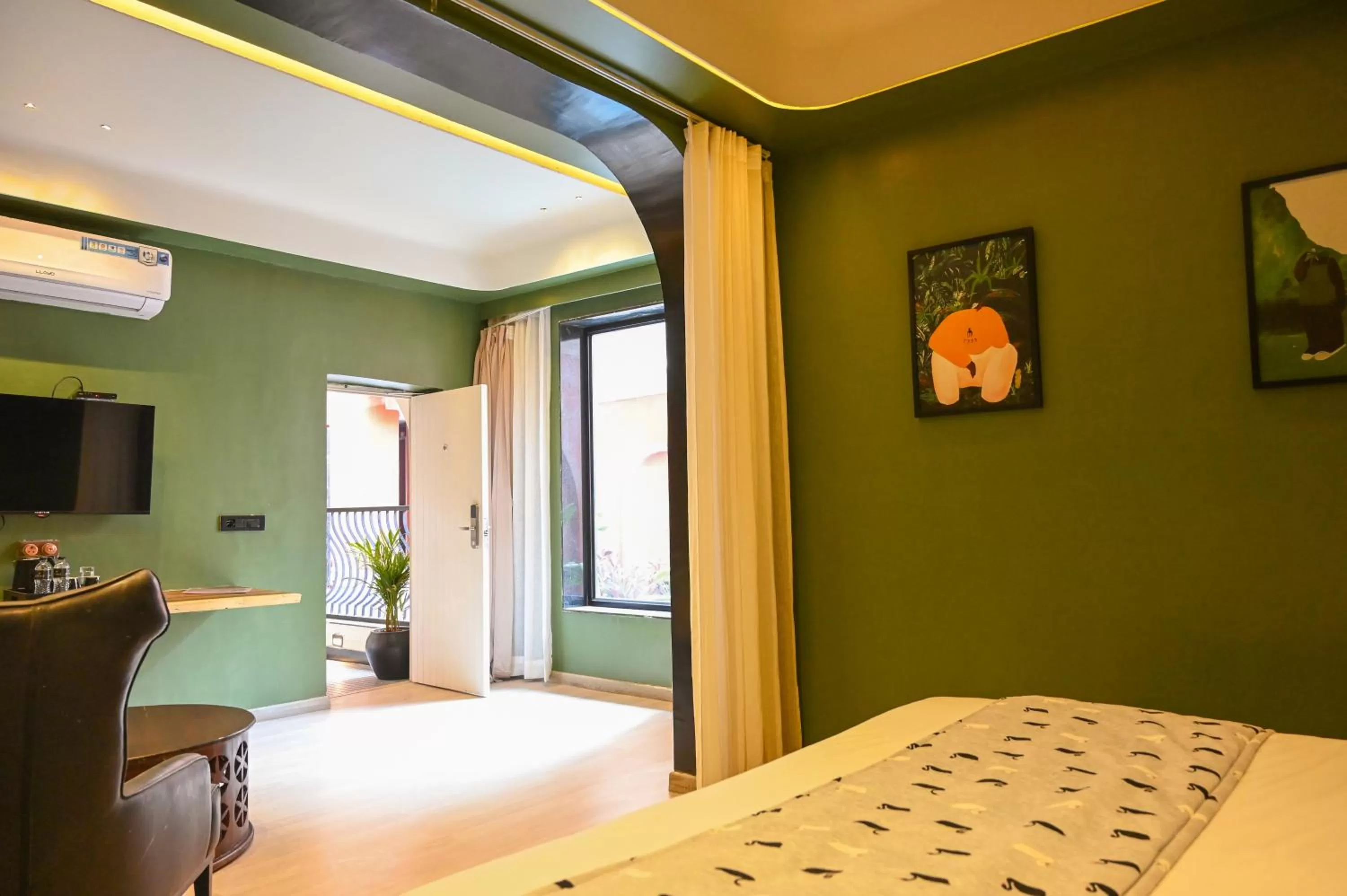 Pool view, Bed in The Red Pier - My Downtown Hotels