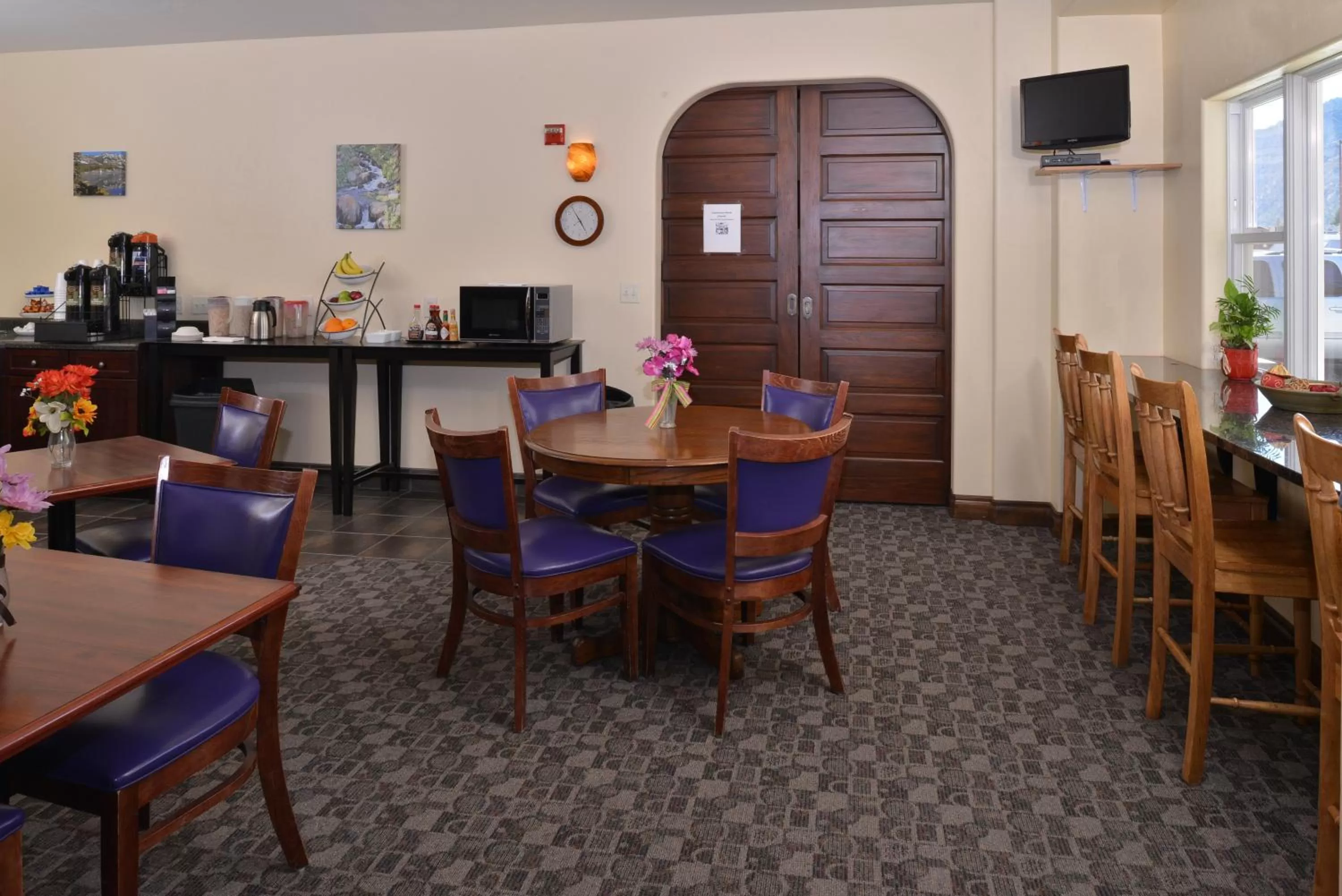 Nightclub / DJ in Blue Spruce Inn-Meeker, Colorado