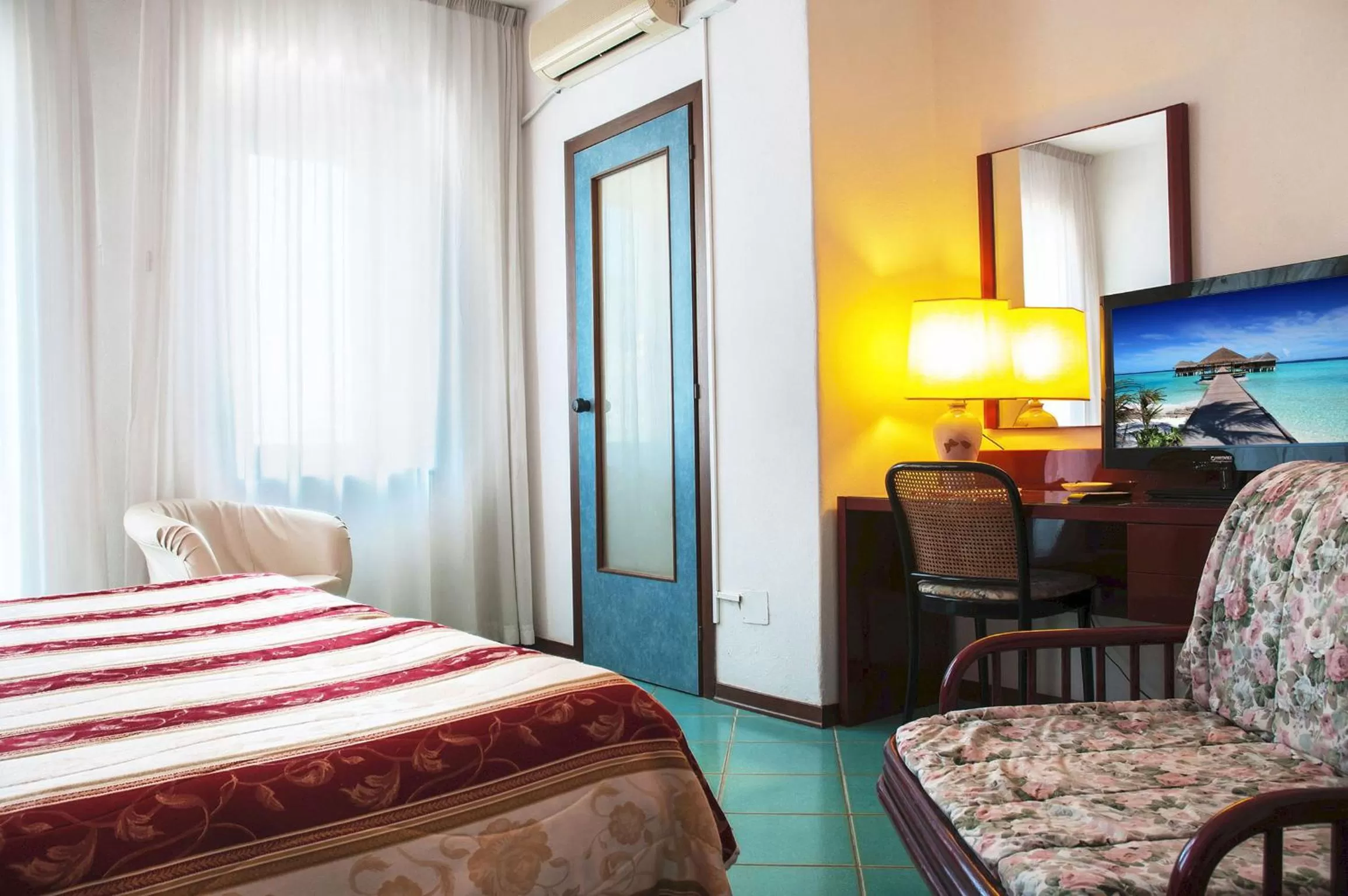 Shower, Bed in Hotel Annabelle