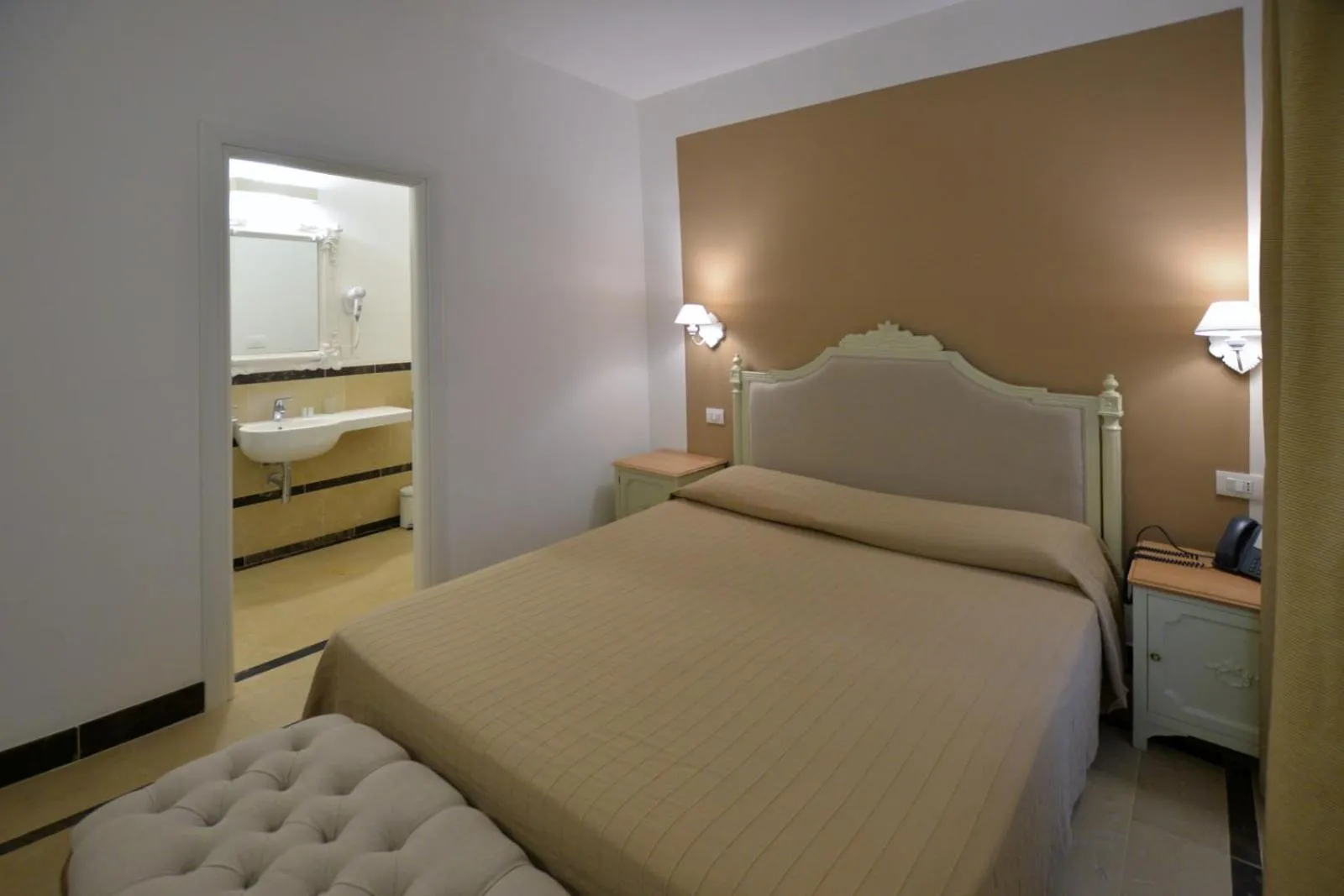 Photo of the whole room, Bed in Hotel Gargallo