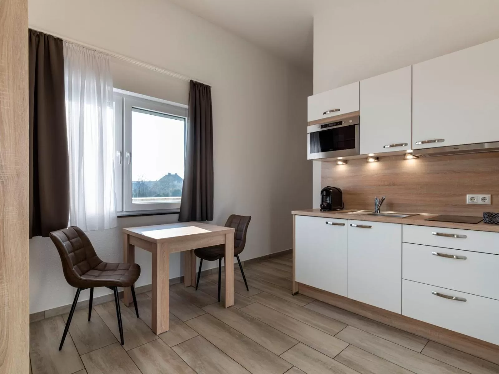 Kitchen/Kitchenette in GLEUEL INN - digital hotel & serviced apartments & boardinghouse mit voll ausgestatteten Küchen