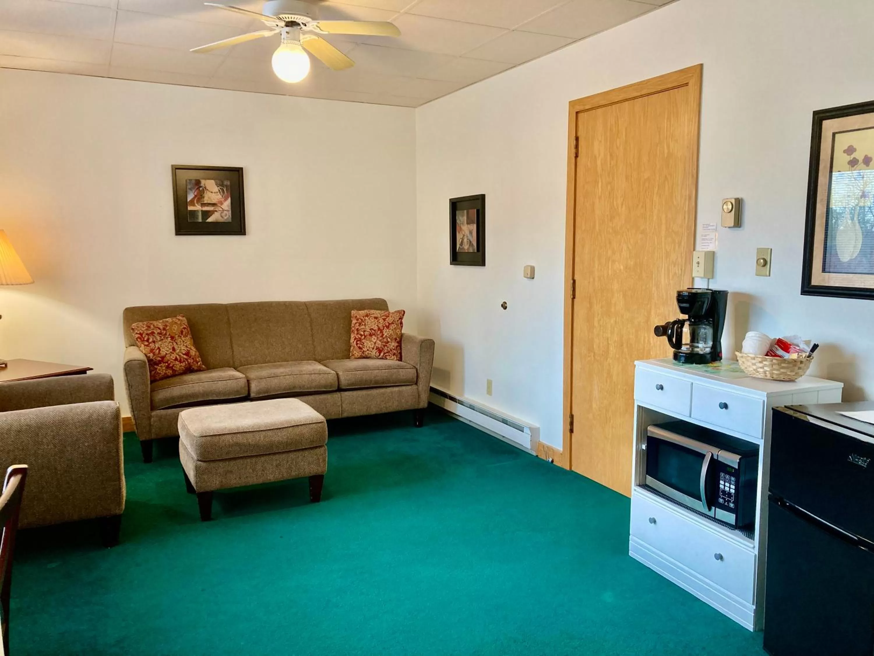 Kitchen or kitchenette, Seating Area in Garden Grove Retreat & Lodging near Pictured Rocks, Fayette, Trails