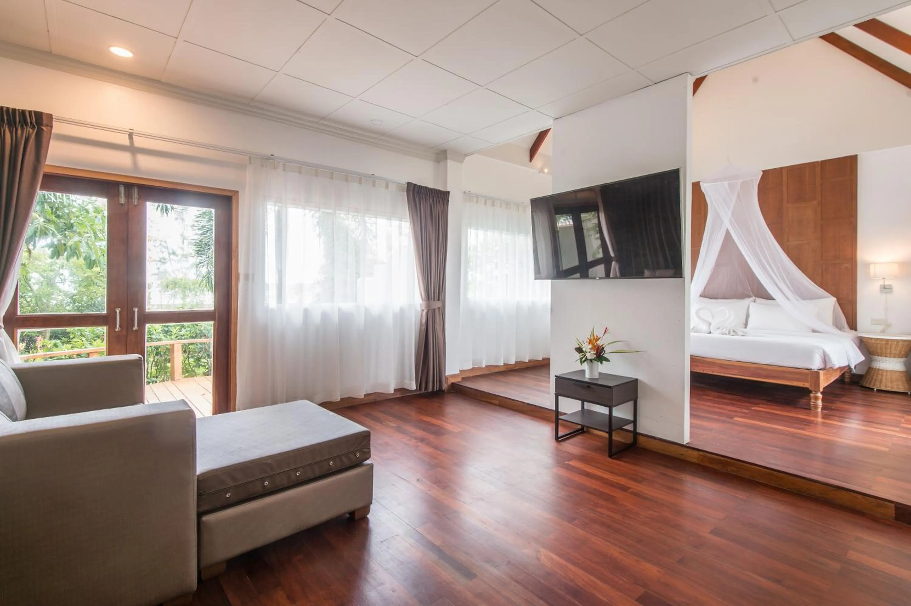 Living room, Bed in Twin Bay Resort Koh Lanta