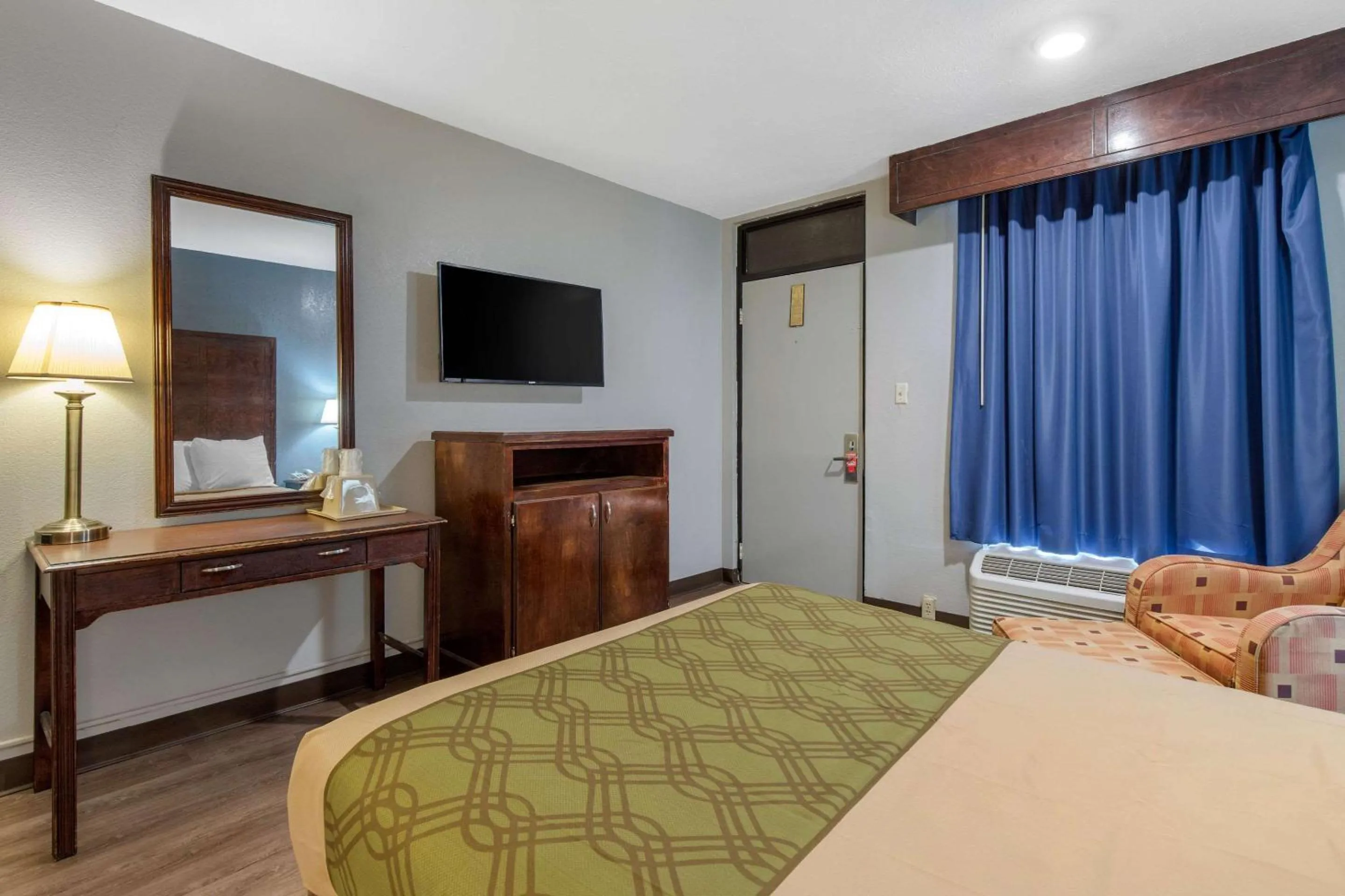 Photo of the whole room, Bed in Econo Lodge Aiken Central