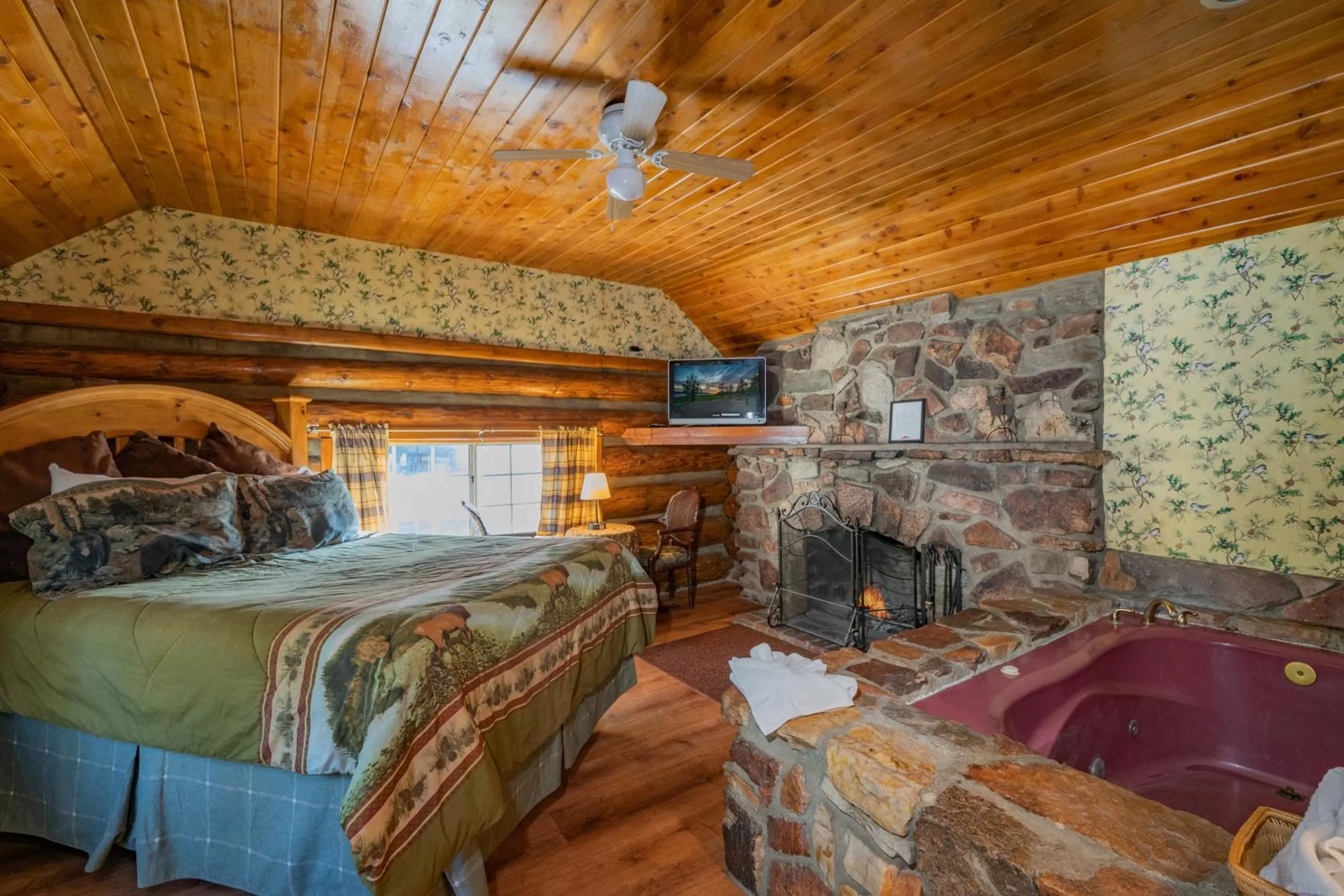 Photo of the whole room, Bed in Black Forest Lodge