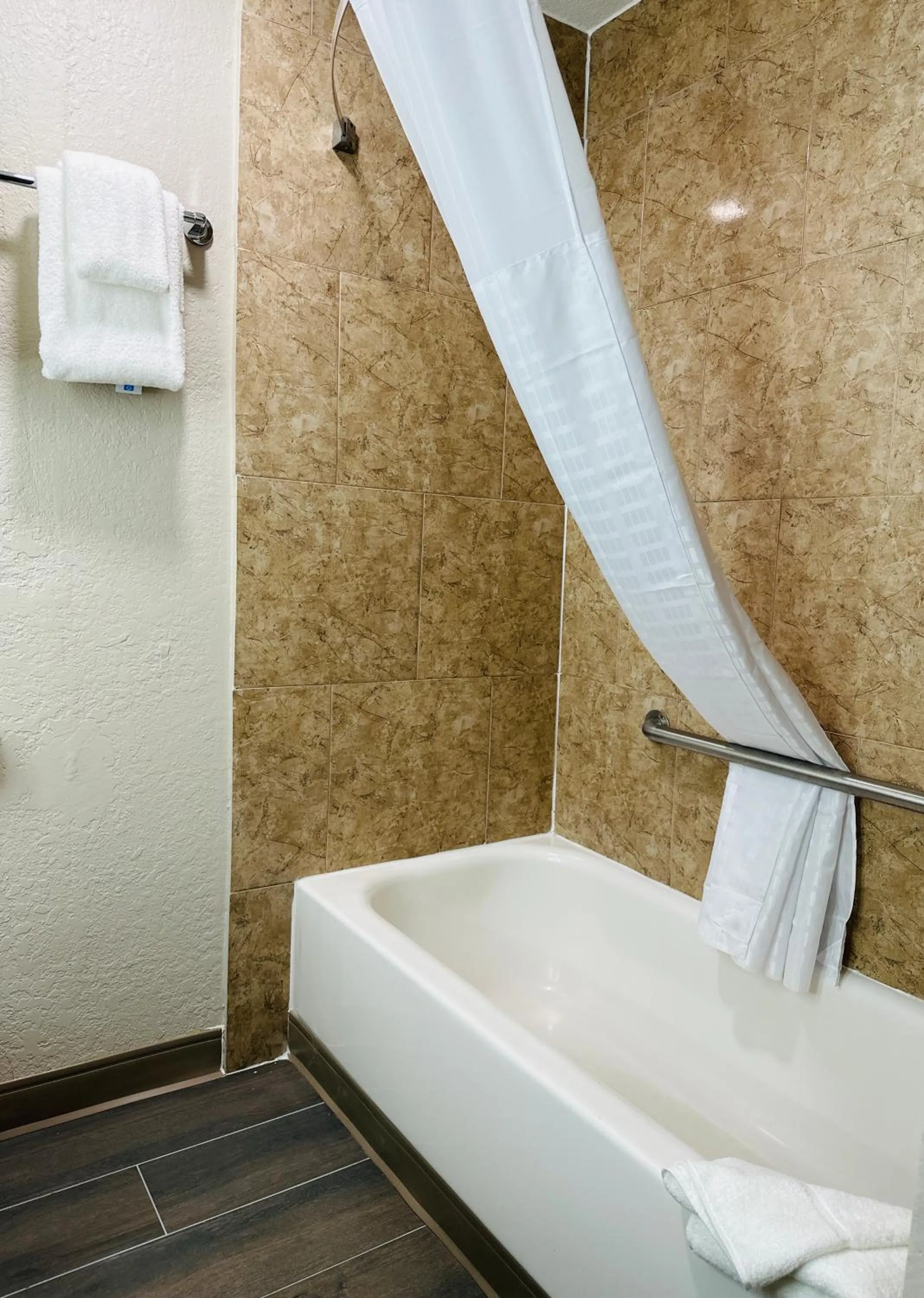 Bath in Days Inn by Wyndham Ocala North