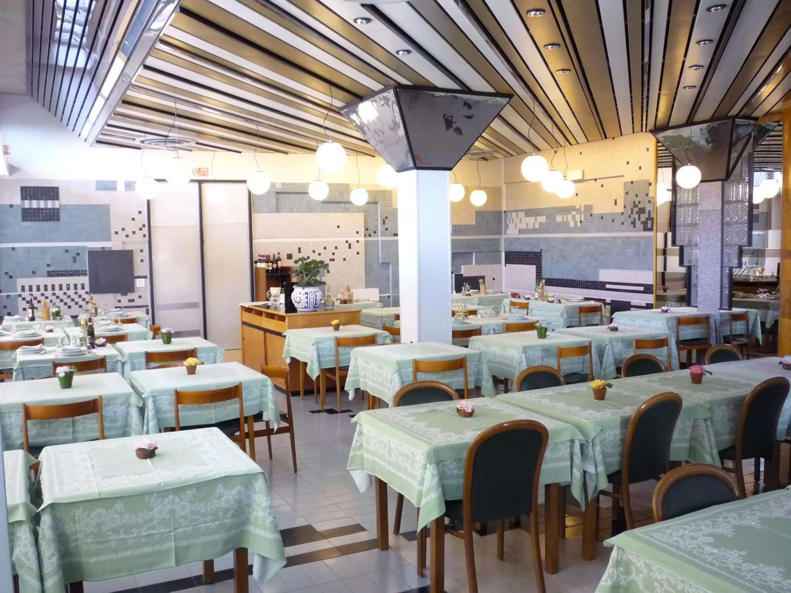 Restaurant/places to eat in Hotel Montecarlo