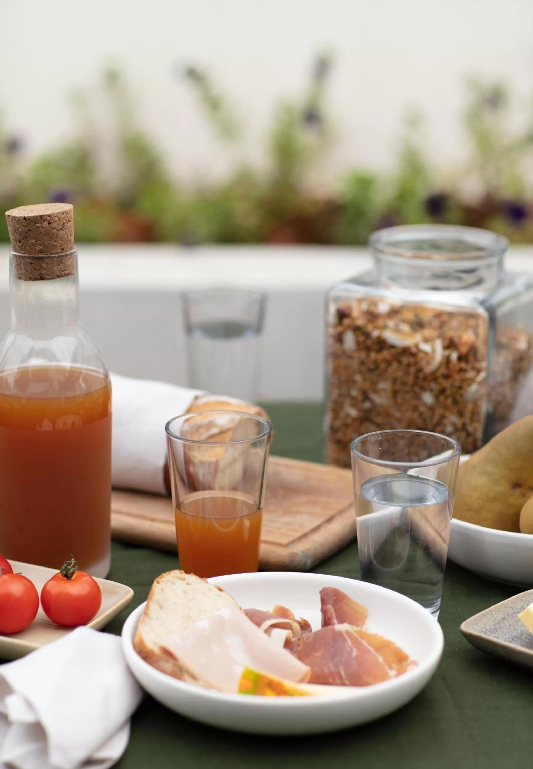 Restaurant/places to eat in Hotel Montreal