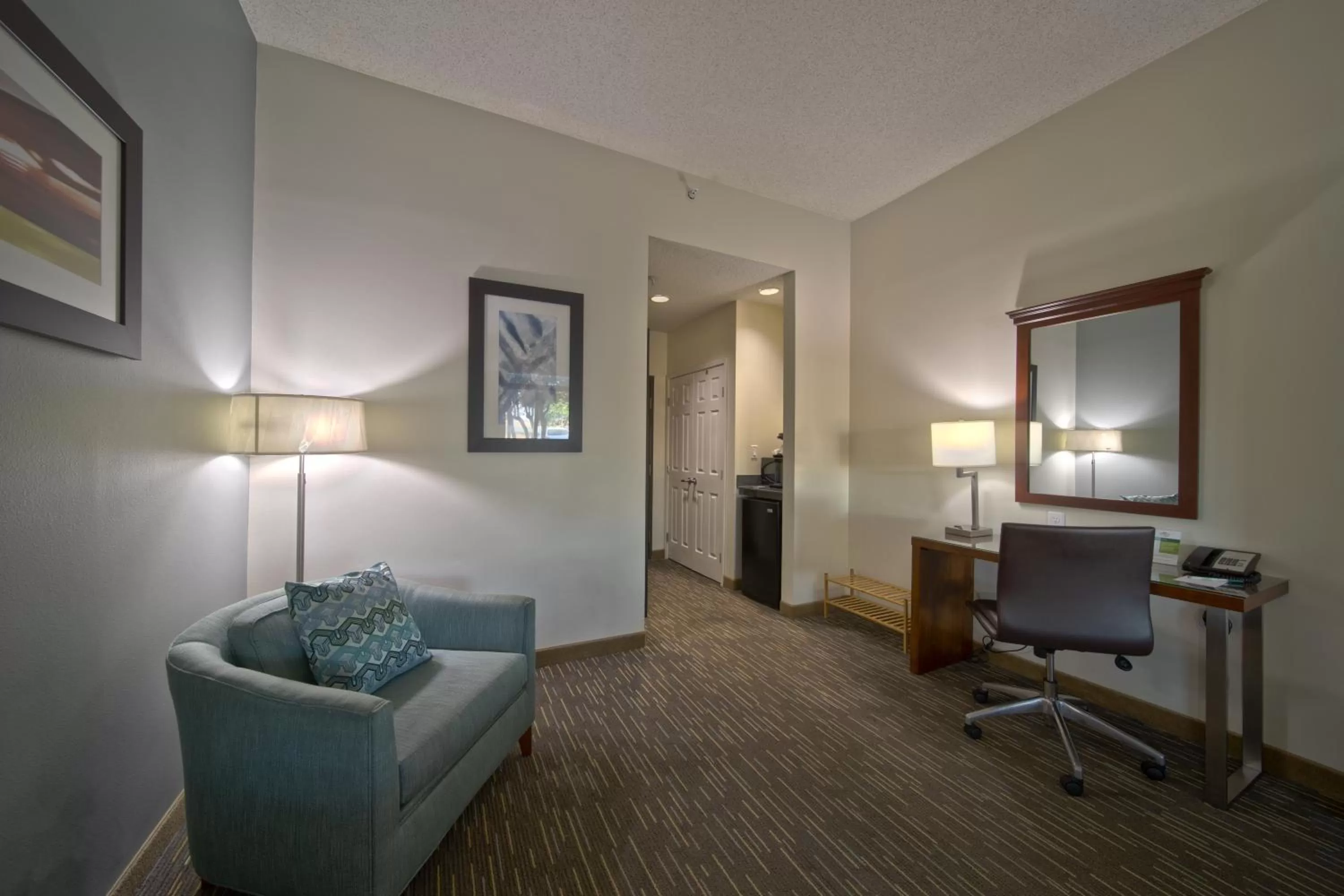 Living room, Bed in Wingate by Wyndham and Williamson Conference Center