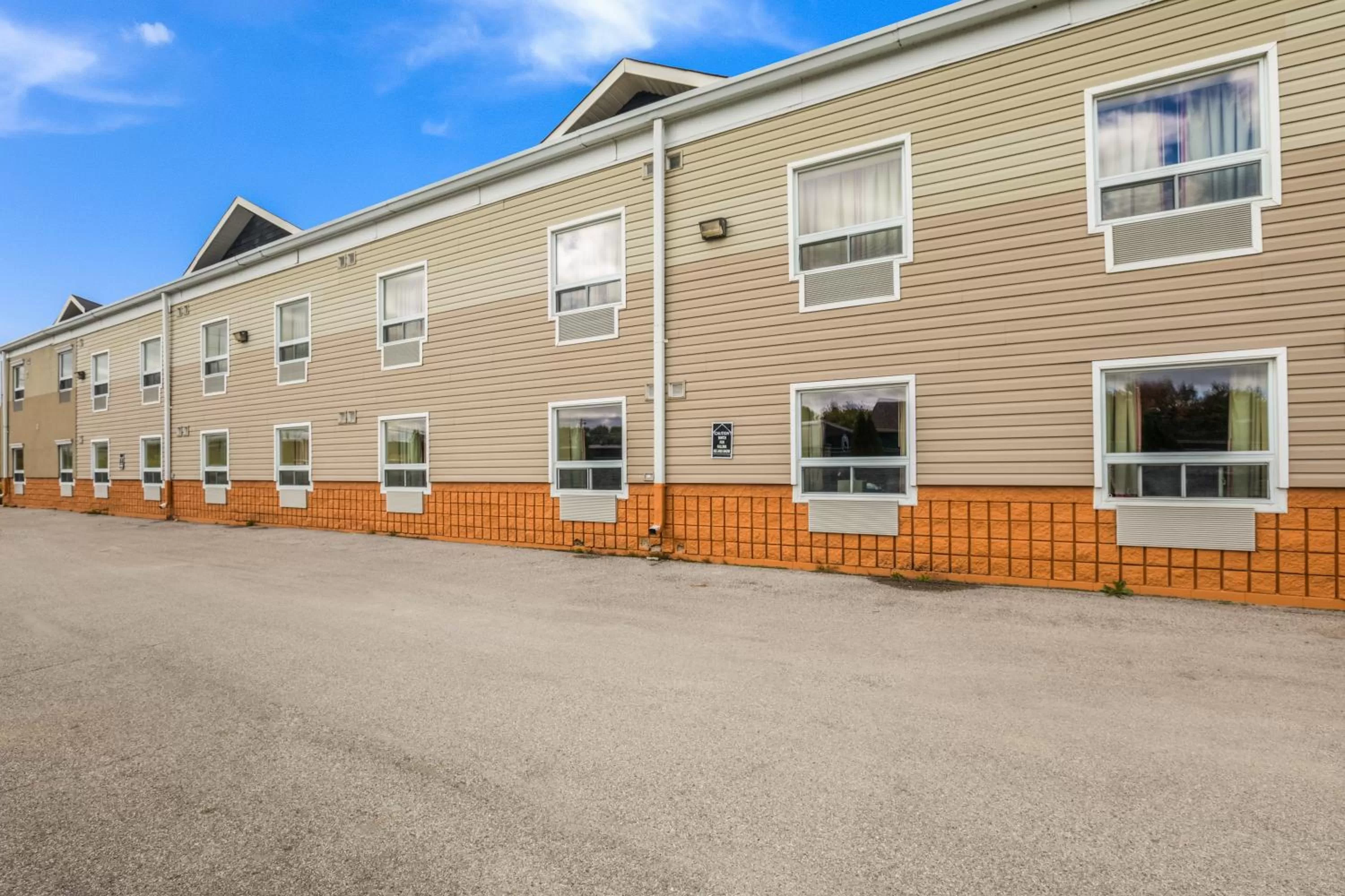 Property building in Knights Inn Orillia