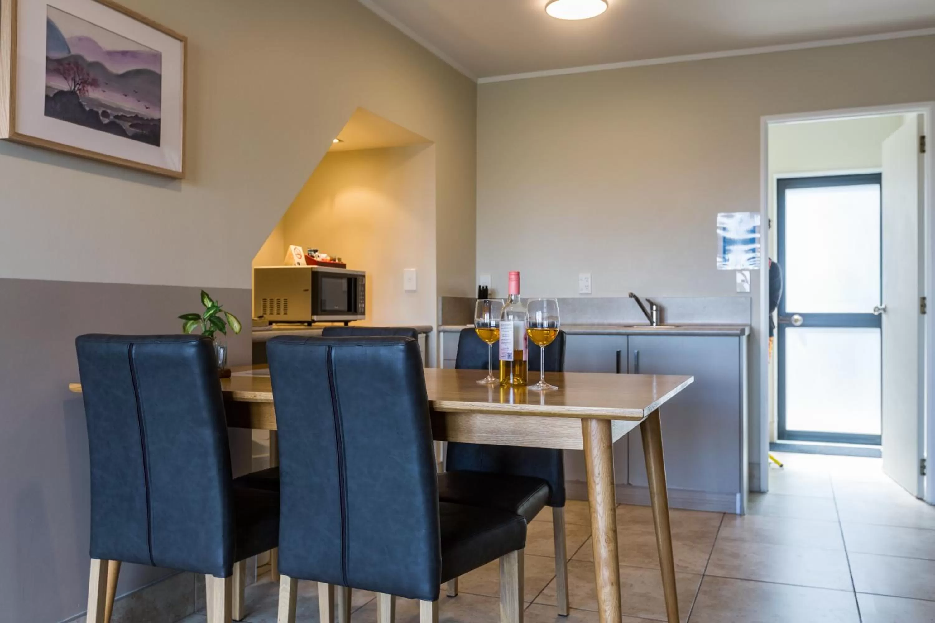 Dining area in Le Chalet Suisse Motel Taupo