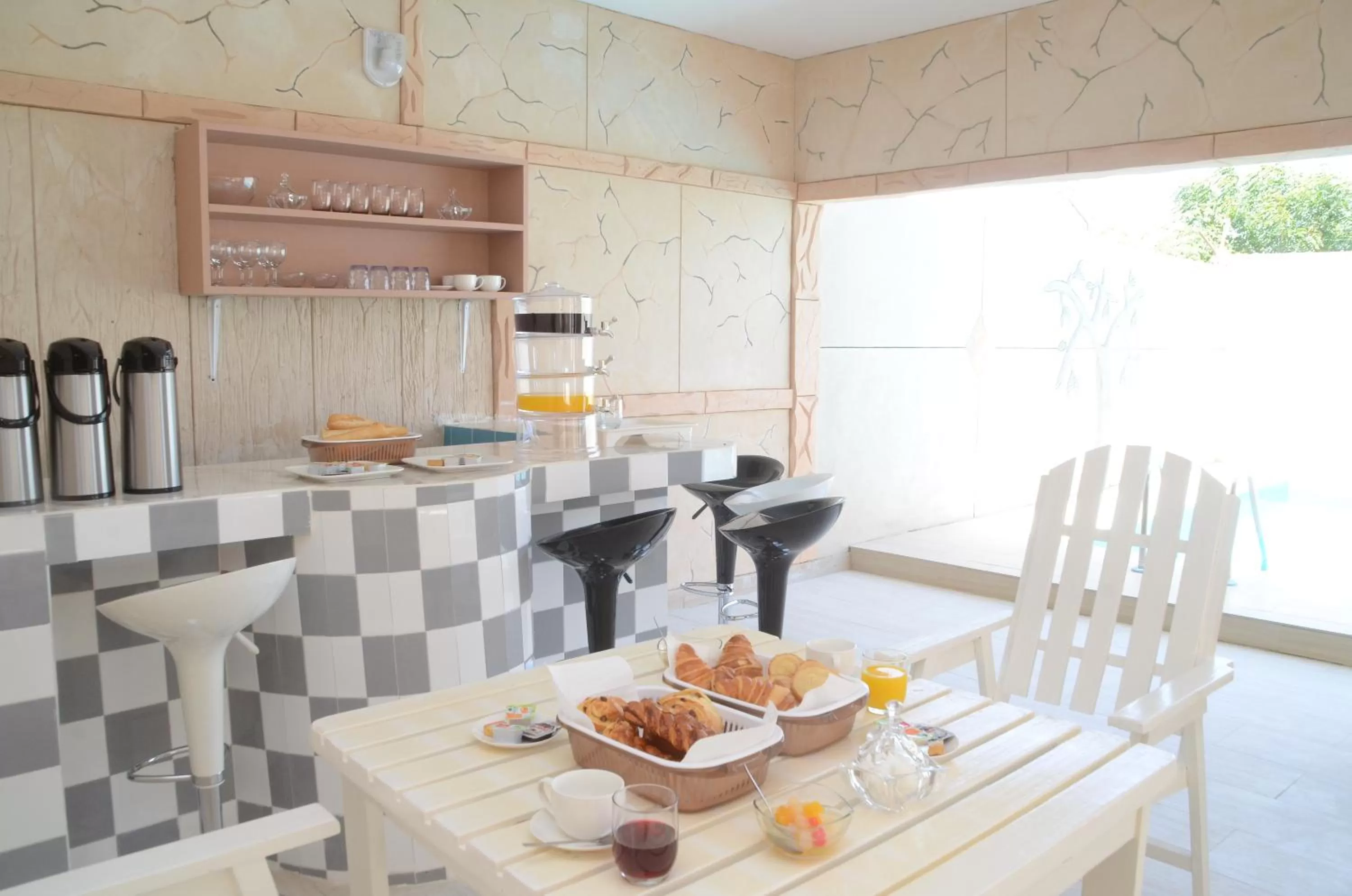 Restaurant/Places to Eat in Hotel La Perle