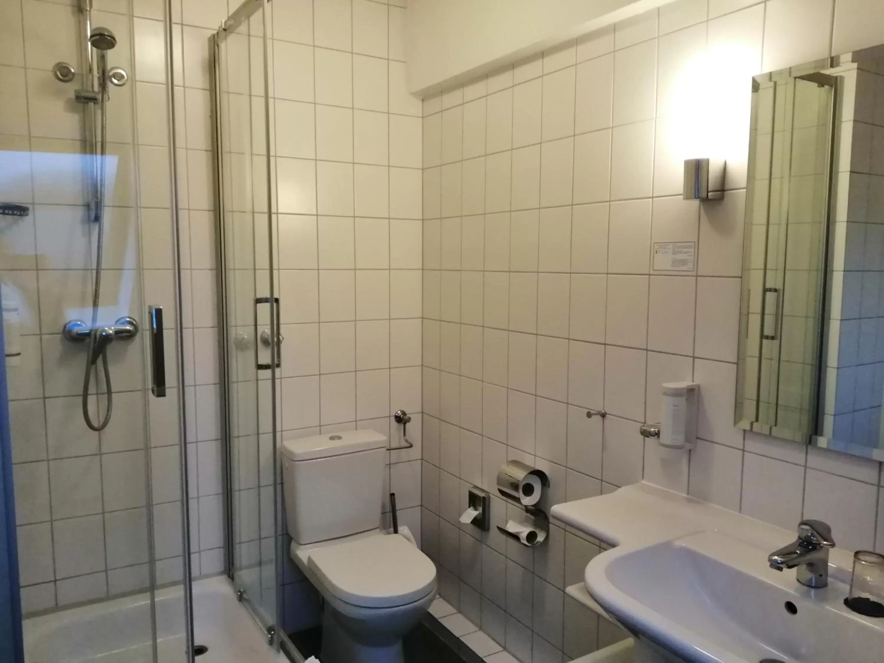 Bathroom in Hotel Fährhaus Niederkleveez