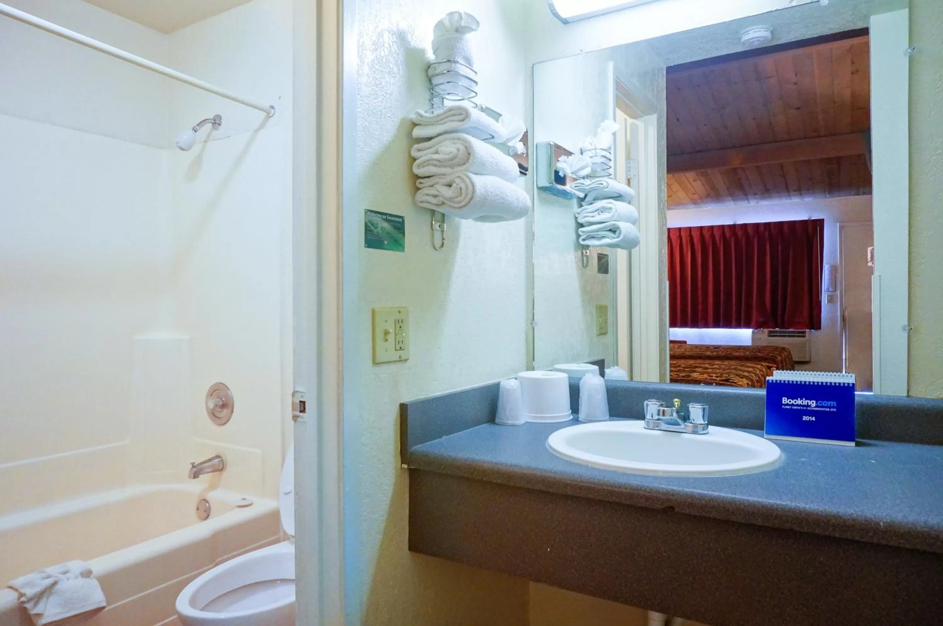 Bathroom in EZ 8 Motel San Jose I