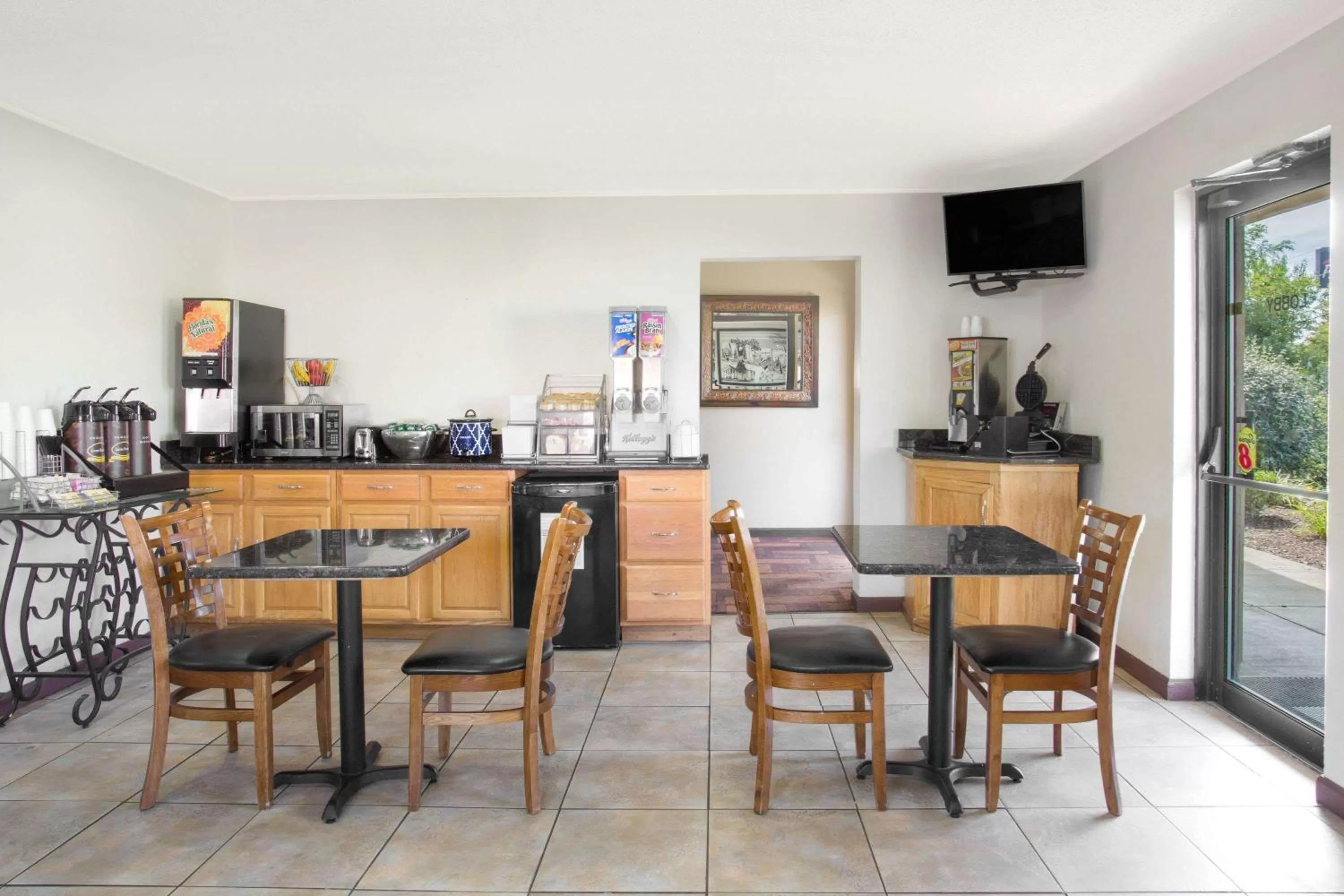 Restaurant/places to eat in Super 8 by Wyndham Abingdon VA