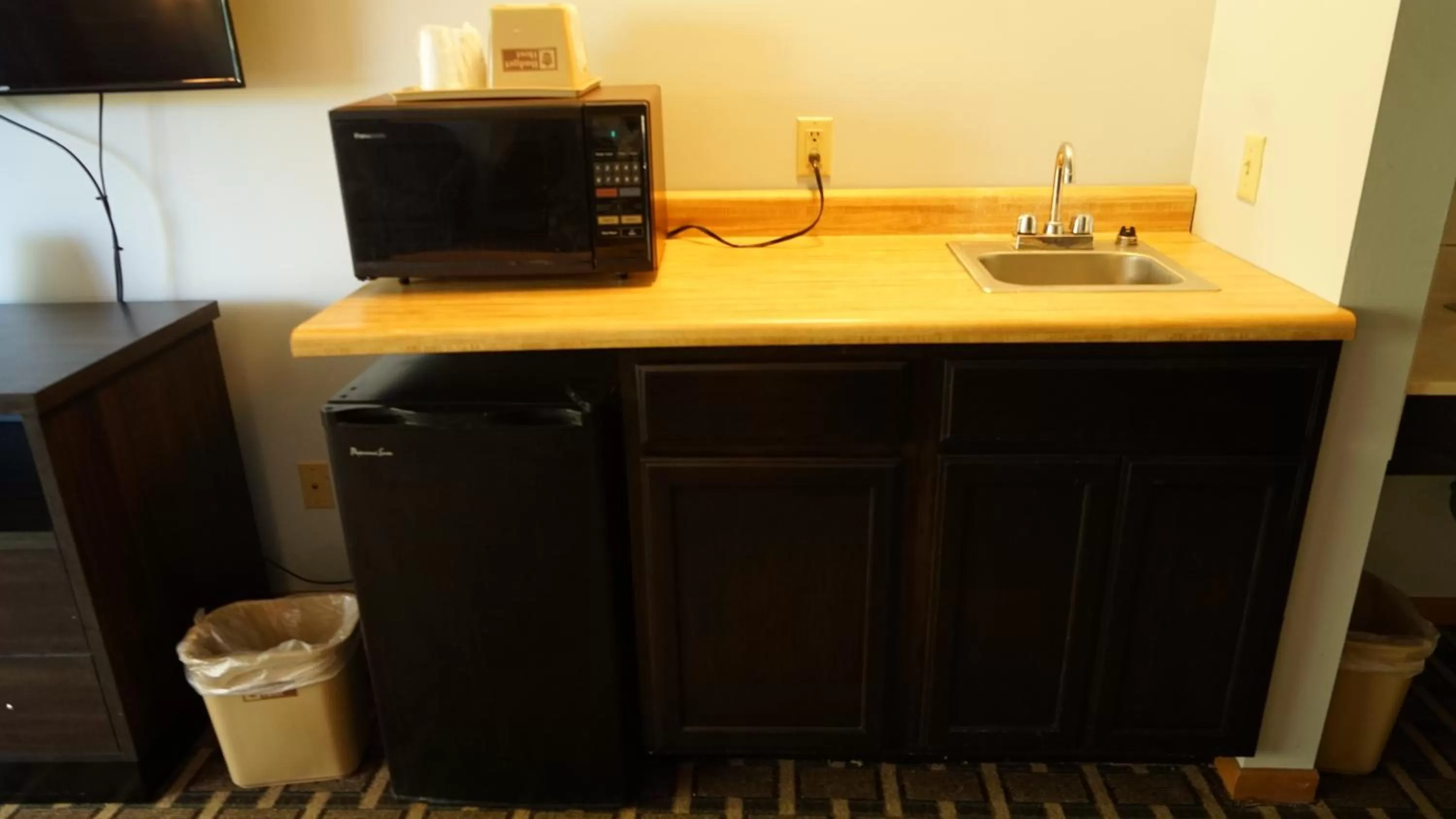 Coffee/tea facilities in Budget Host Inn Fridley