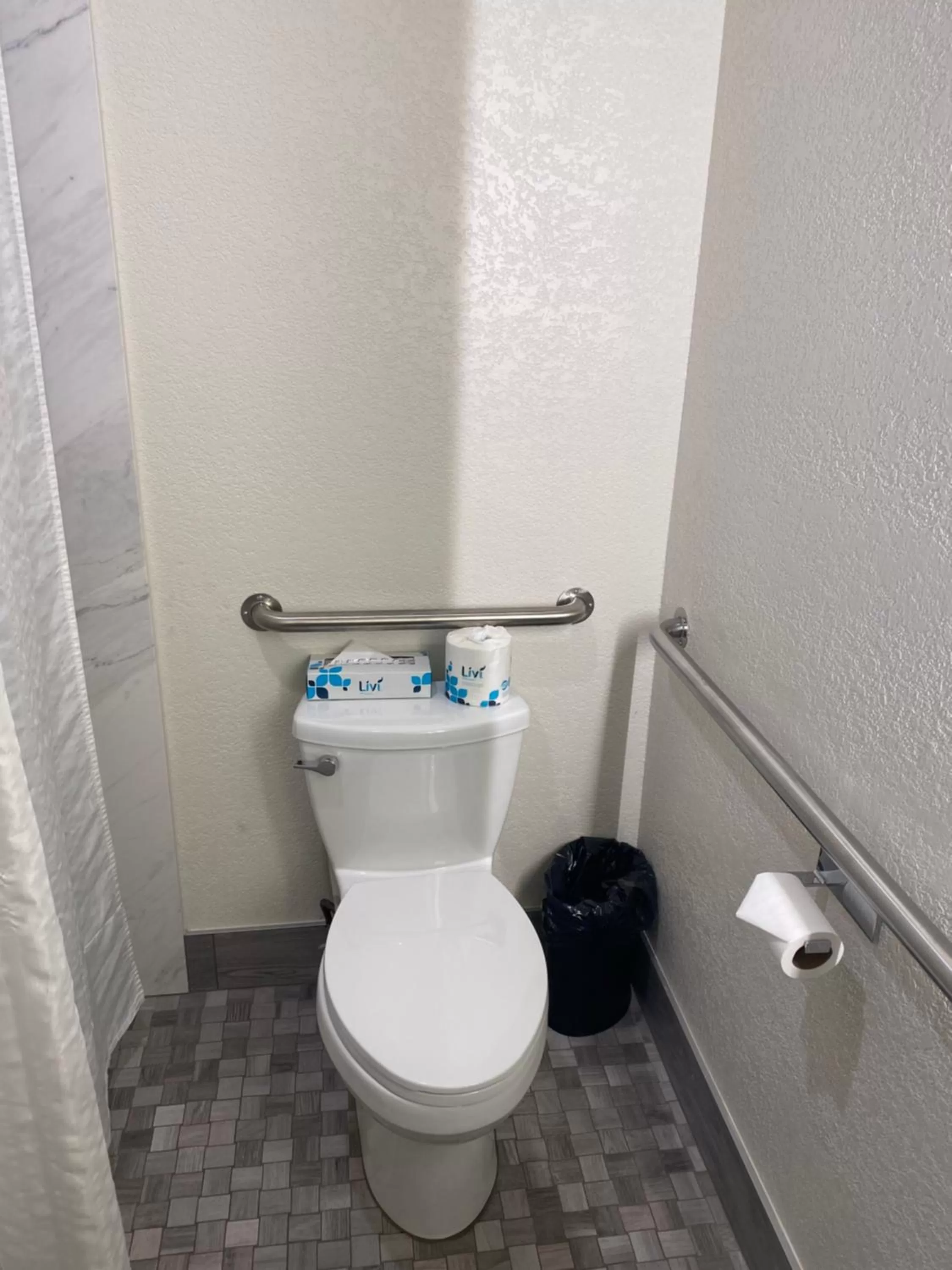 Toilet in Bandon Inn