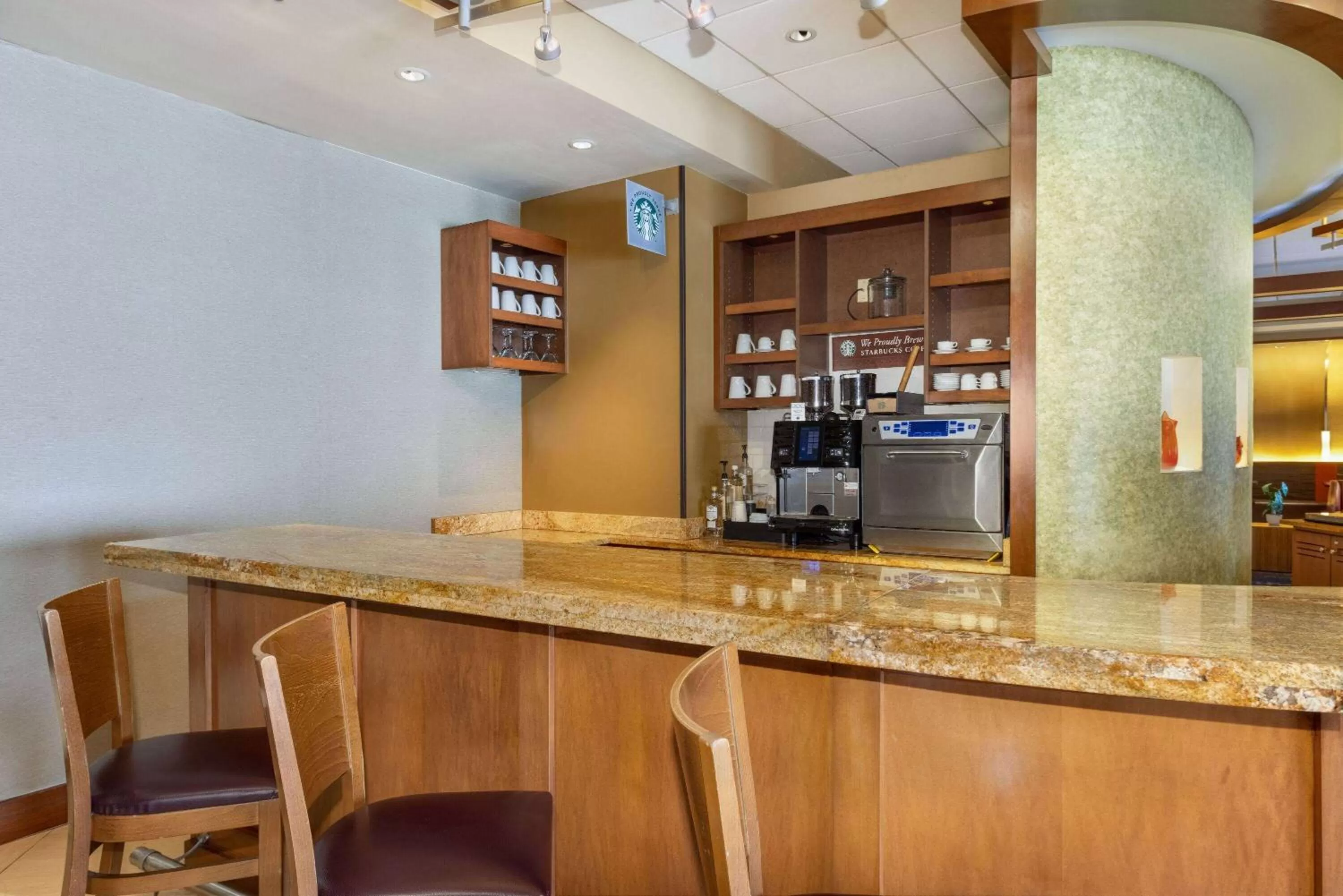 Lounge or bar in Wyndham Garden Kansas City Airport