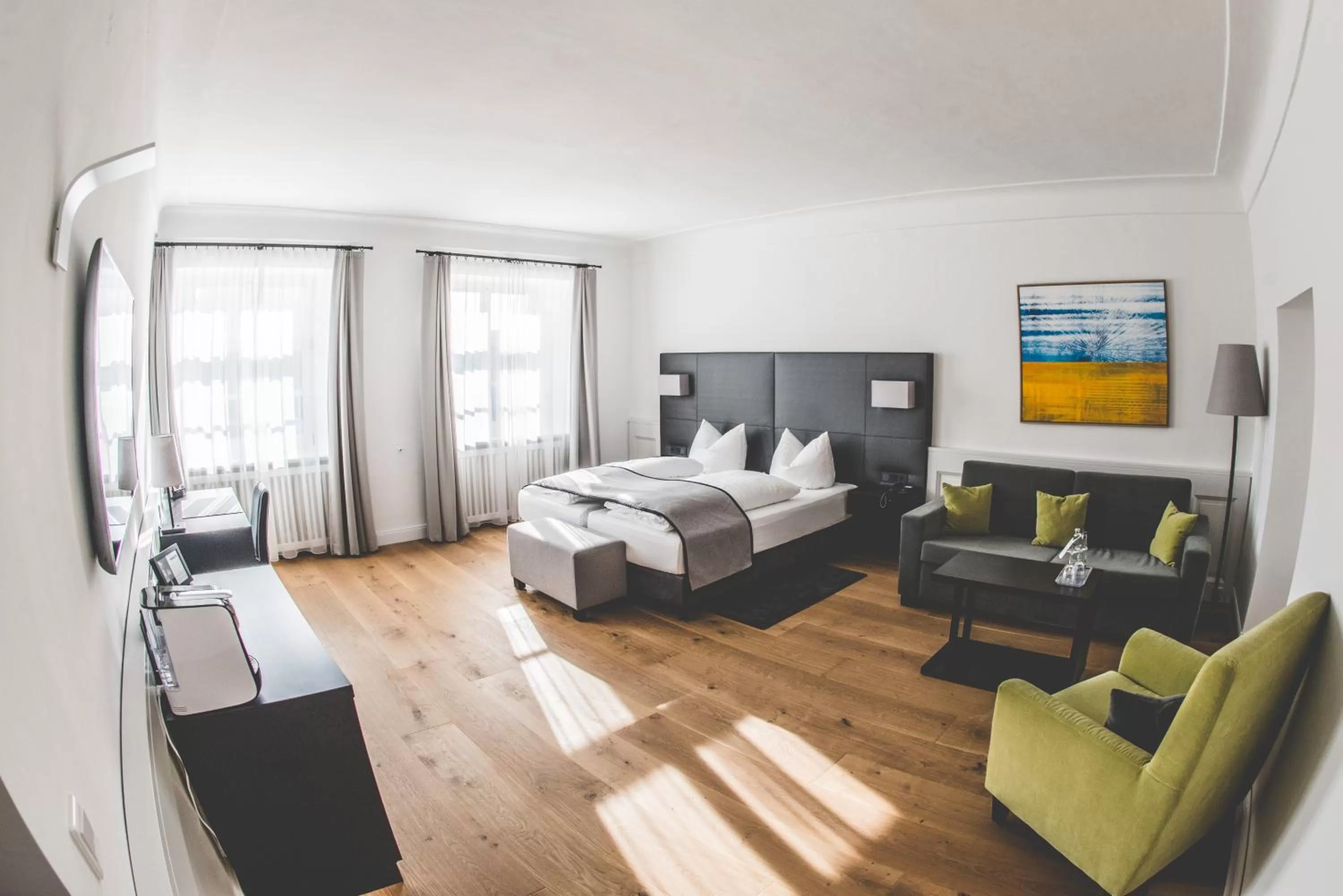 Seating area, Bed in Hotel Münchner Hof