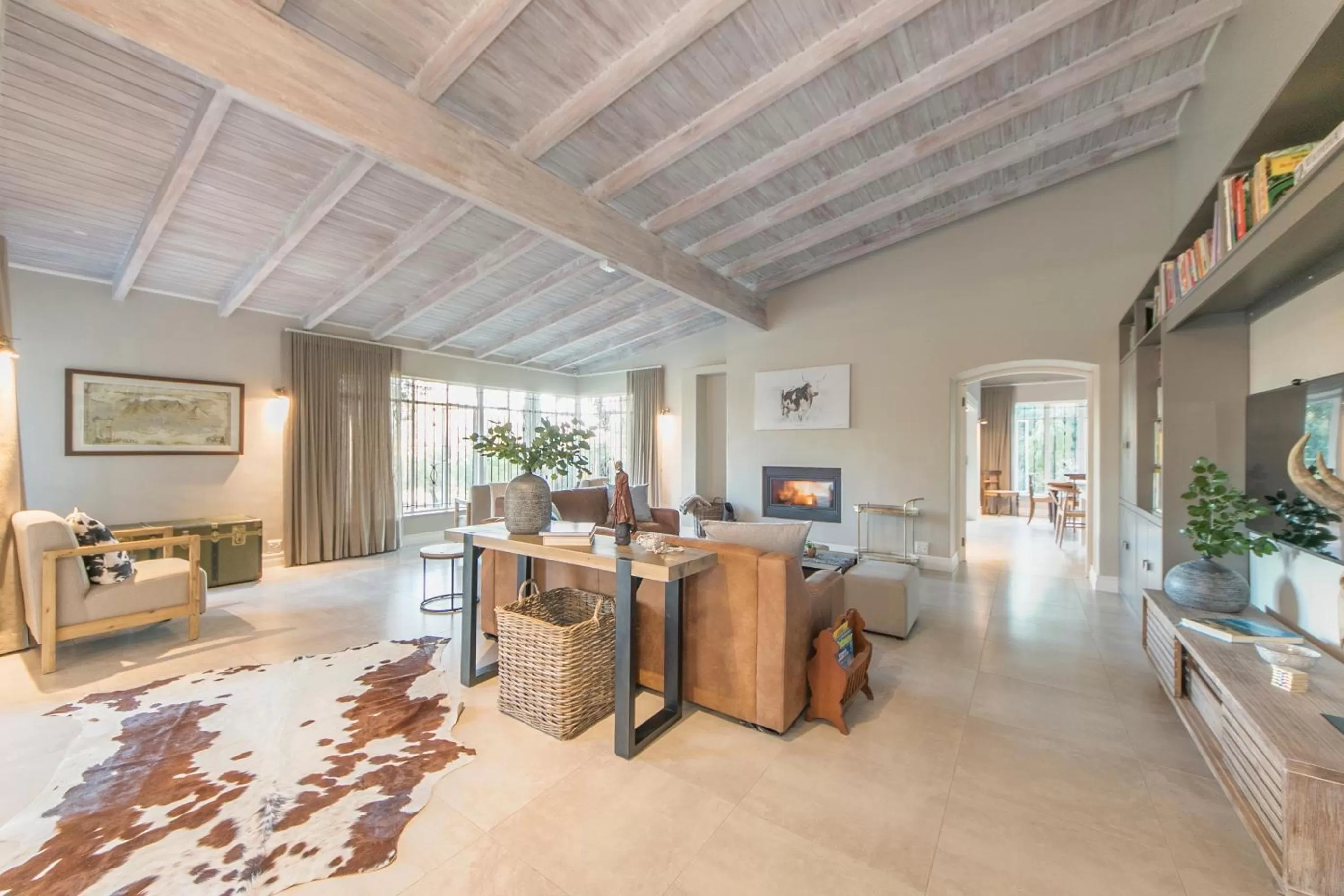 Communal lounge/ TV room in Amberhall Guesthouse