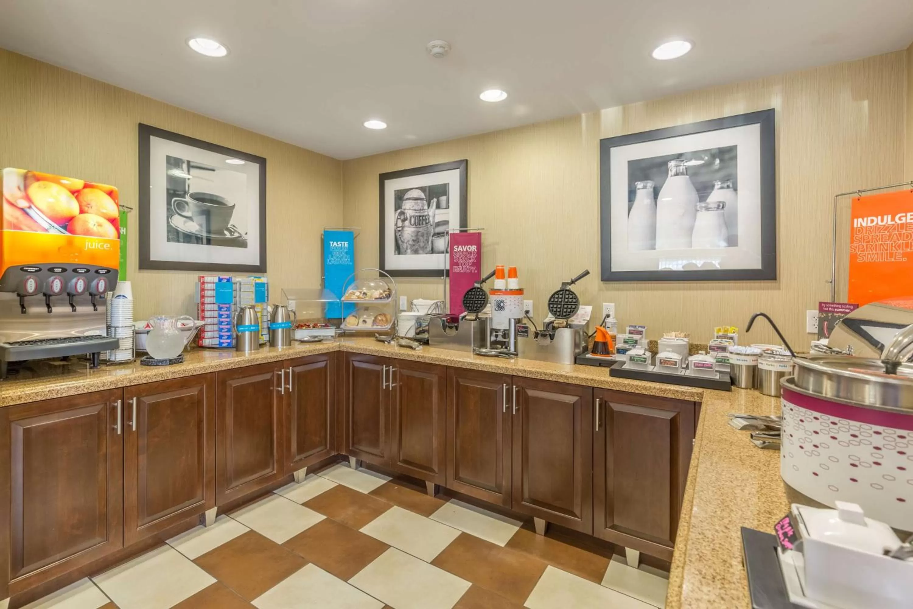 Dining area in Hampton Inn Owensboro