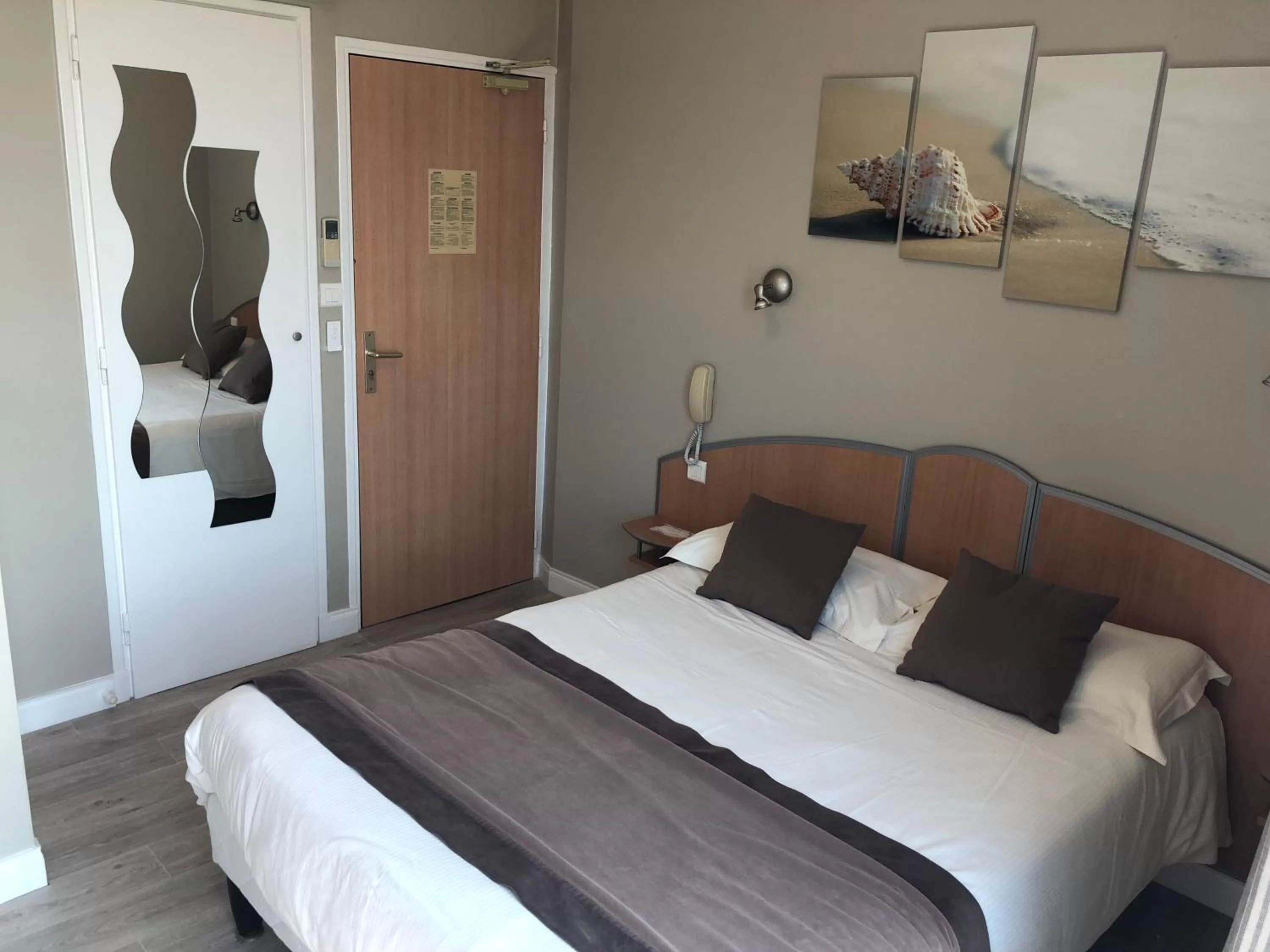 Bed in Logis Hotel Restaurant le Mirador