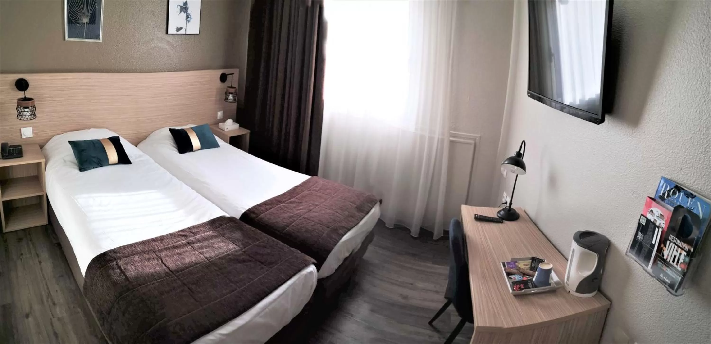 Bed in Kyriad Rouen Centre