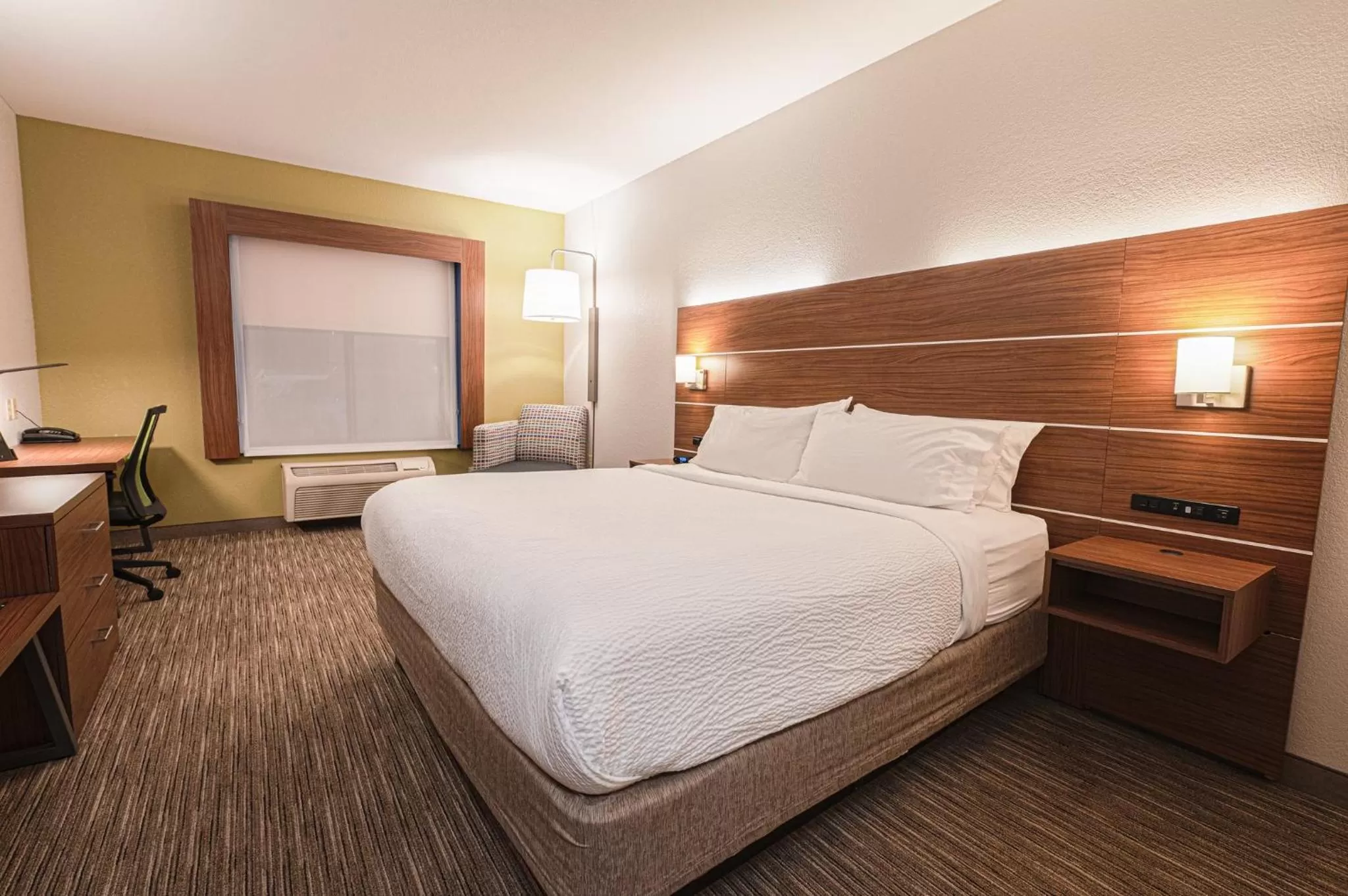 Photo of the whole room, Bed in Holiday Inn Express Hotel & Suites East Lansing by IHG