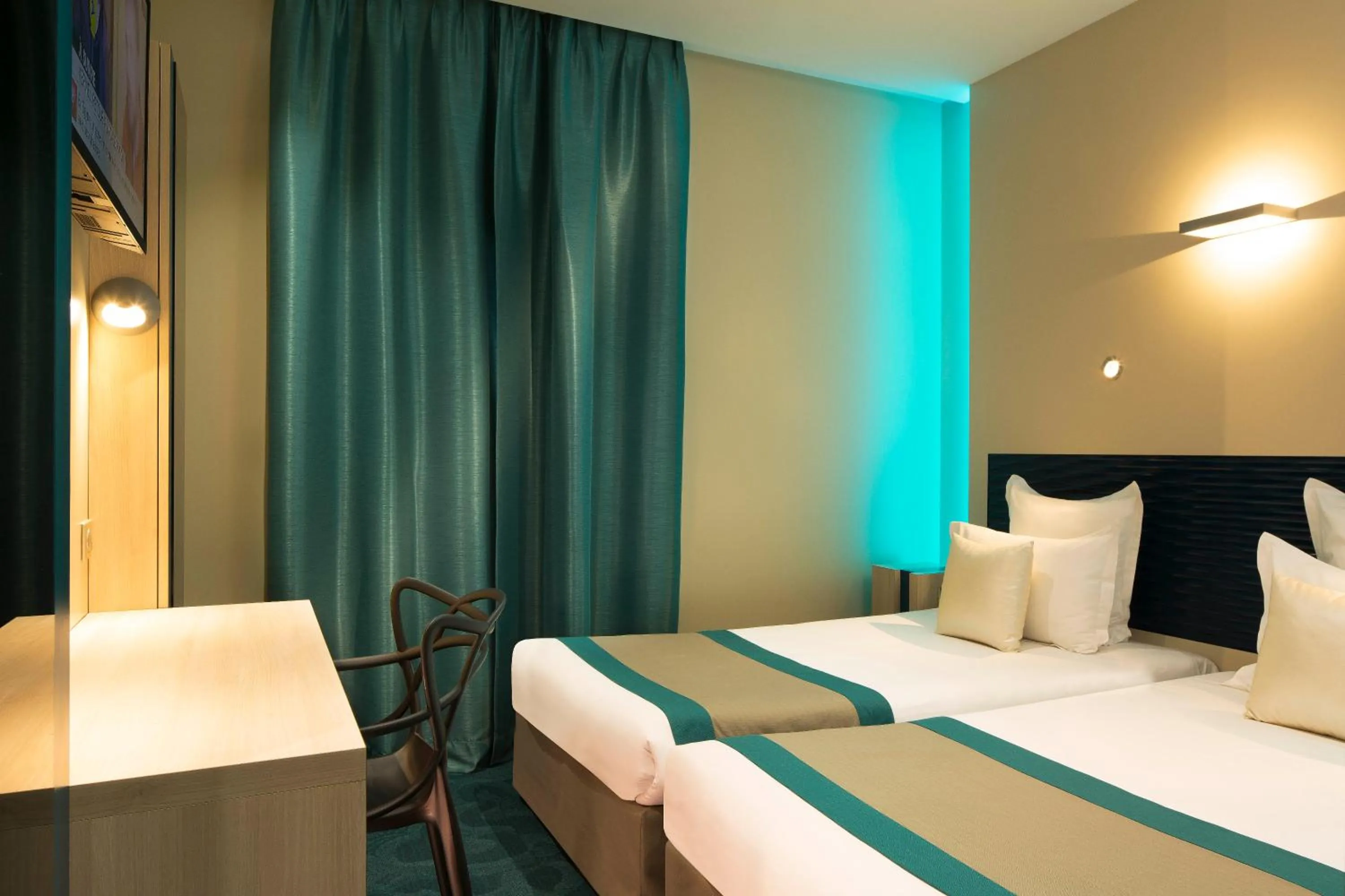 Bedroom, Bed in Hôtel Brésil Opéra SPA