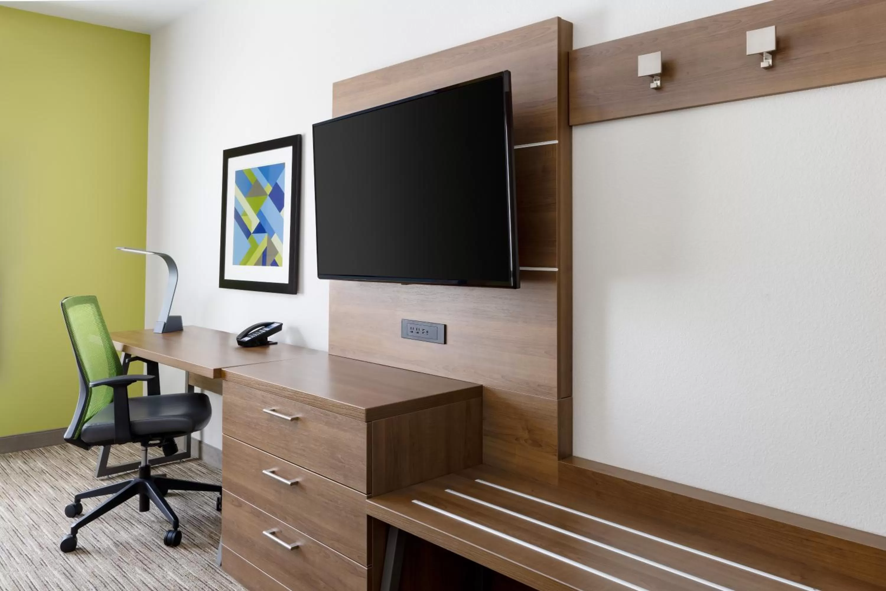 TV and multimedia in Holiday Inn Express & Suites Oakhurst-Yosemite Park Area by IHG