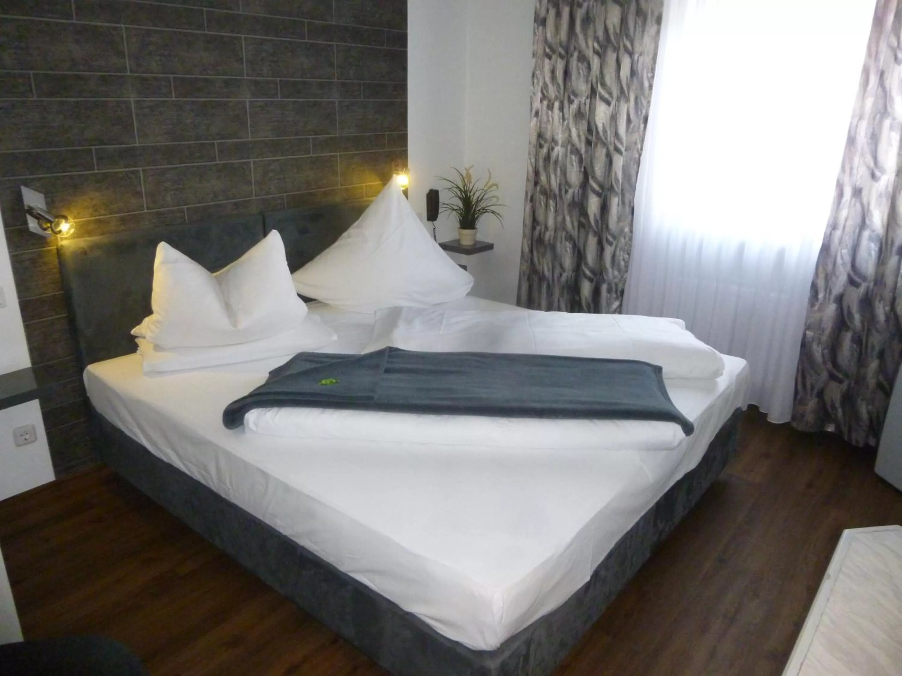 Photo of the whole room, Bed in Gartenstadt Hotel