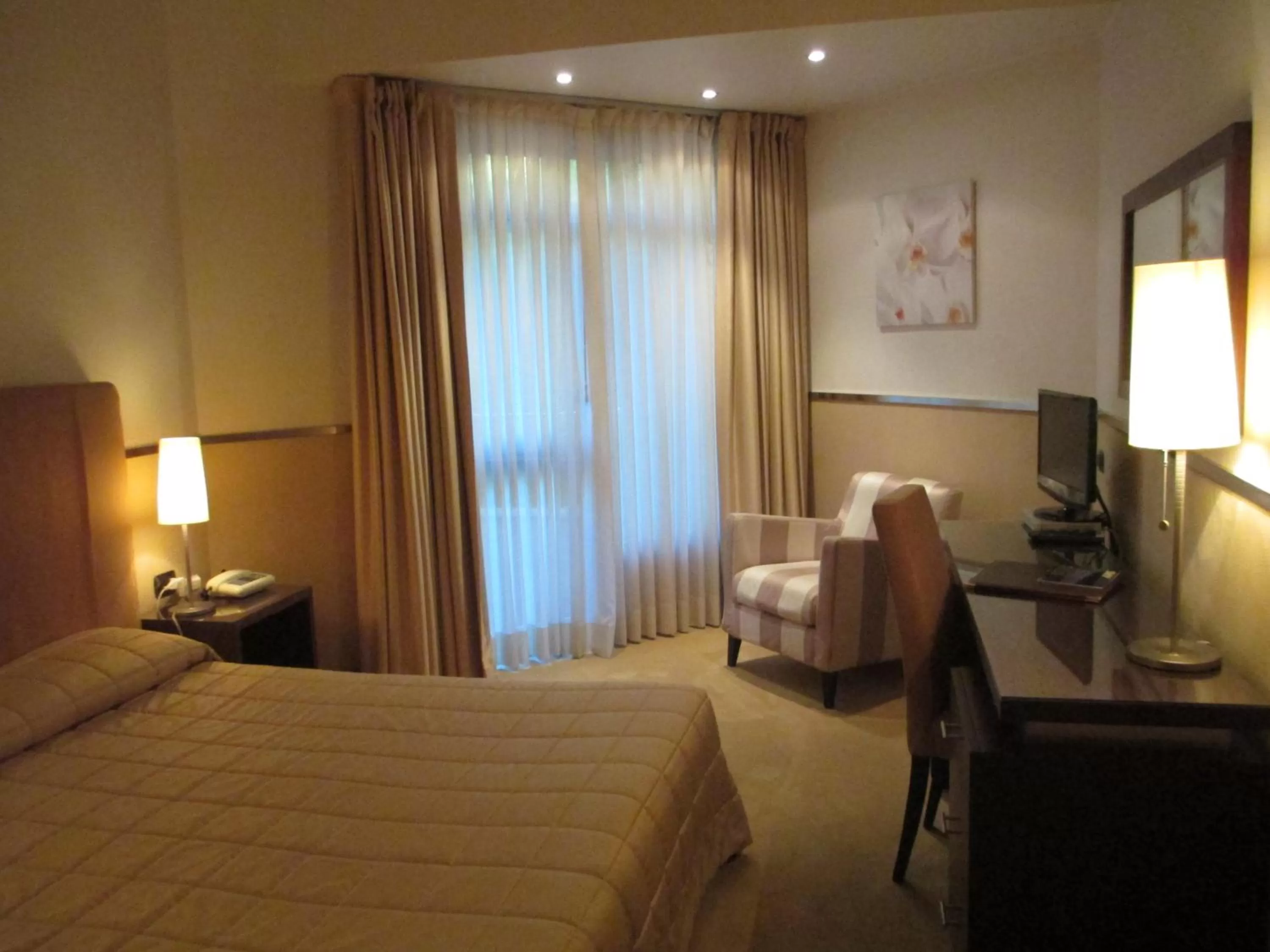 Photo of the whole room, Bed in Mini Palace Hotel