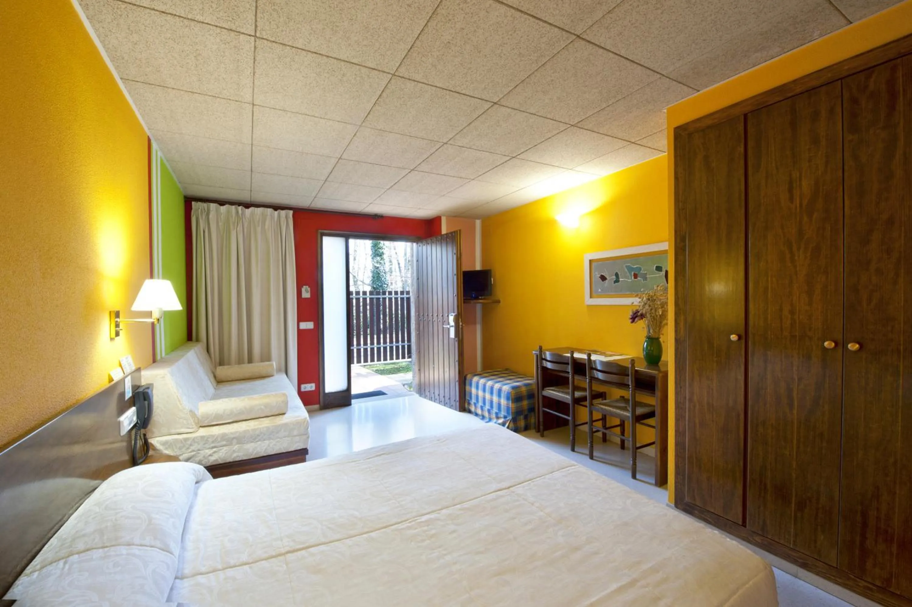 Photo of the whole room, Bed in Hotel Can Blanc