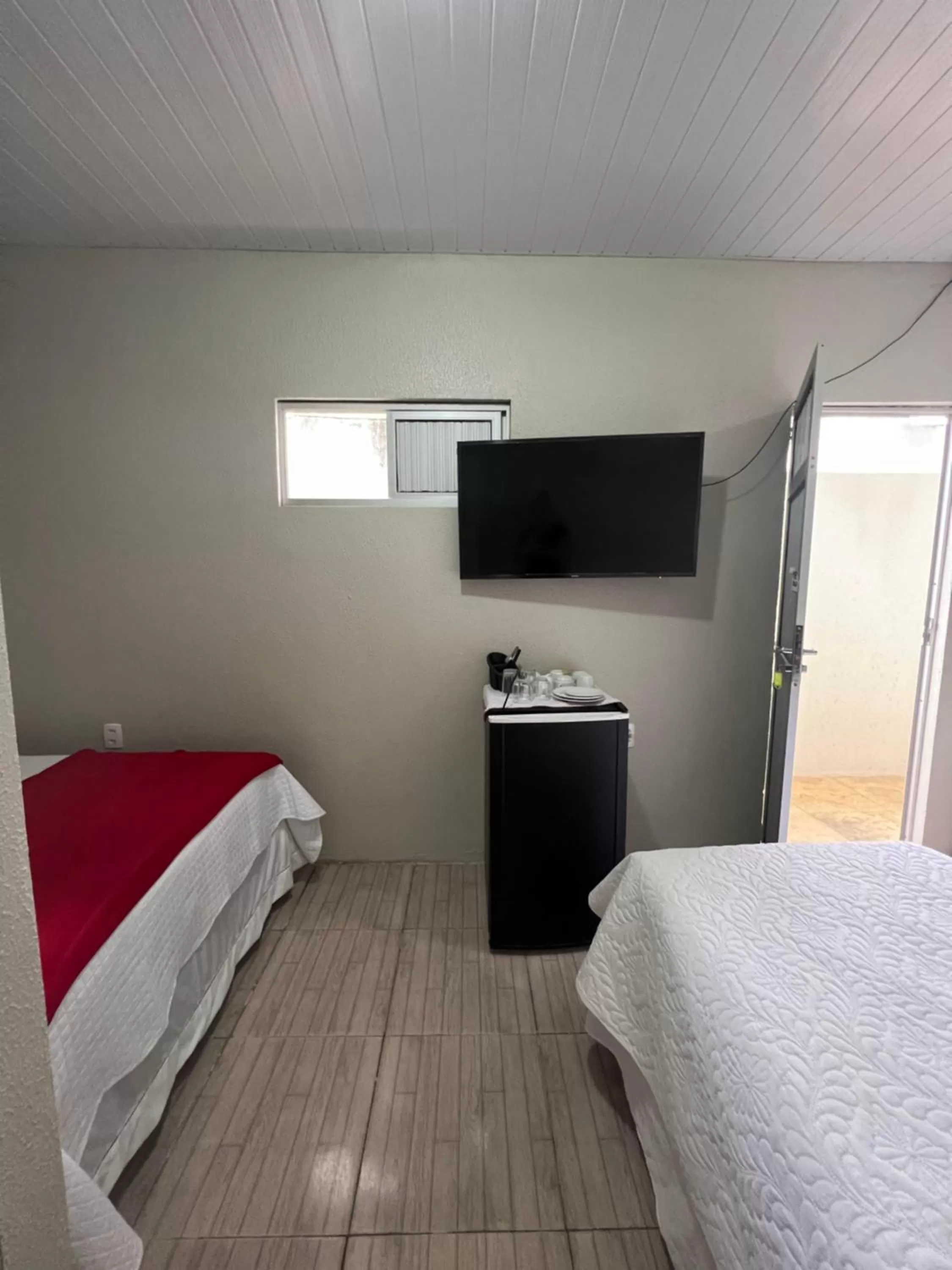 Bed, TV/Entertainment Center in Pousada Hostal Iracema