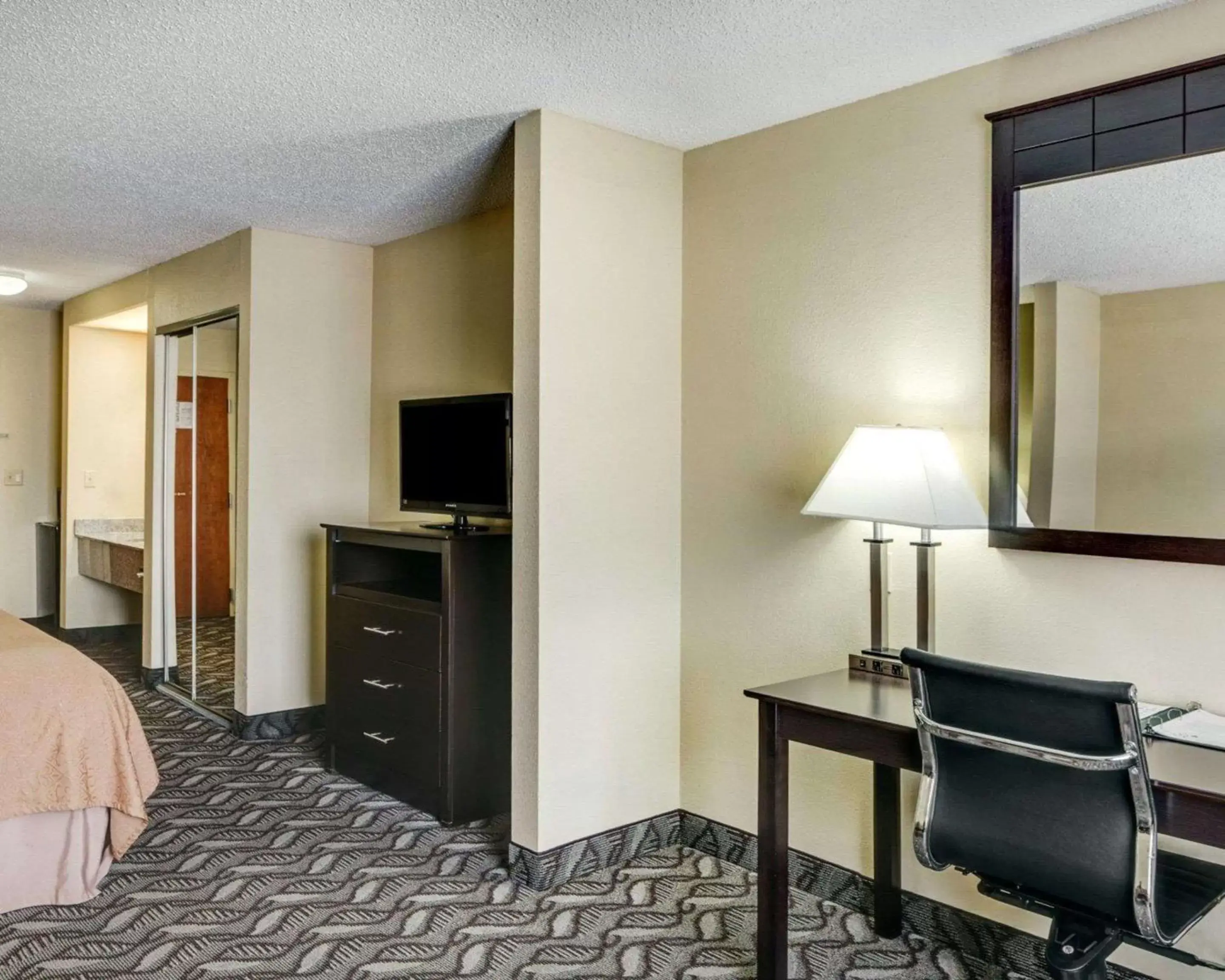 One-Bedroom King Suite - Non-Smoking in Quality Suites Baton Rouge East - Denham Springs One-Bedroom King Suite - Non-Smoking in Quality Suites Baton Rouge East - Denham Springs